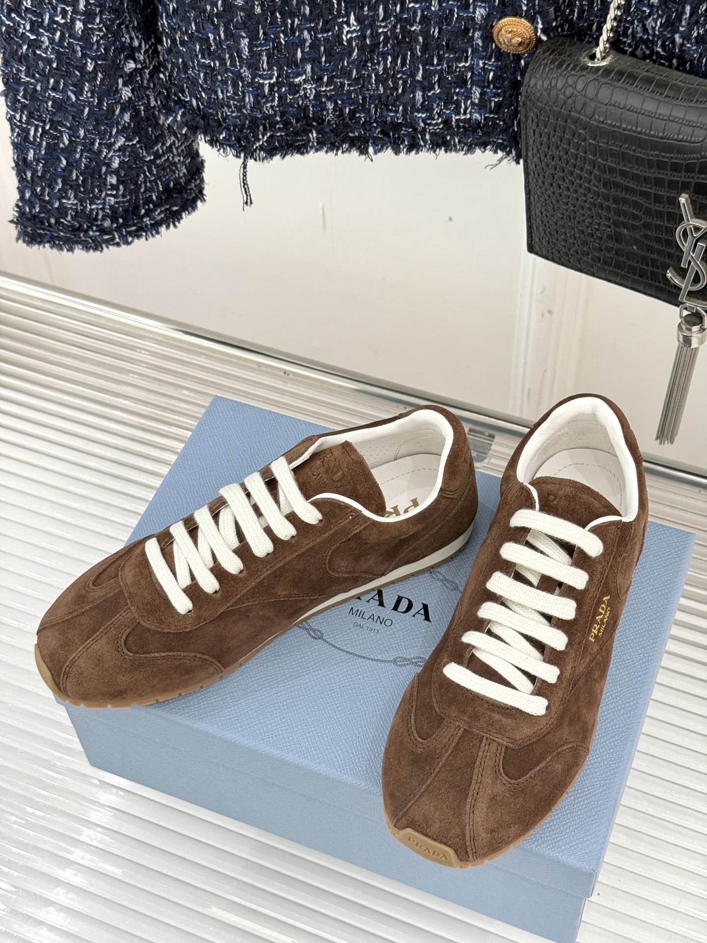 Prada/普拉达25WF新品复古休闲德训鞋标志性的小字母低调地镶嵌于鞋身侧面金属质感的标识在光线下闪烁