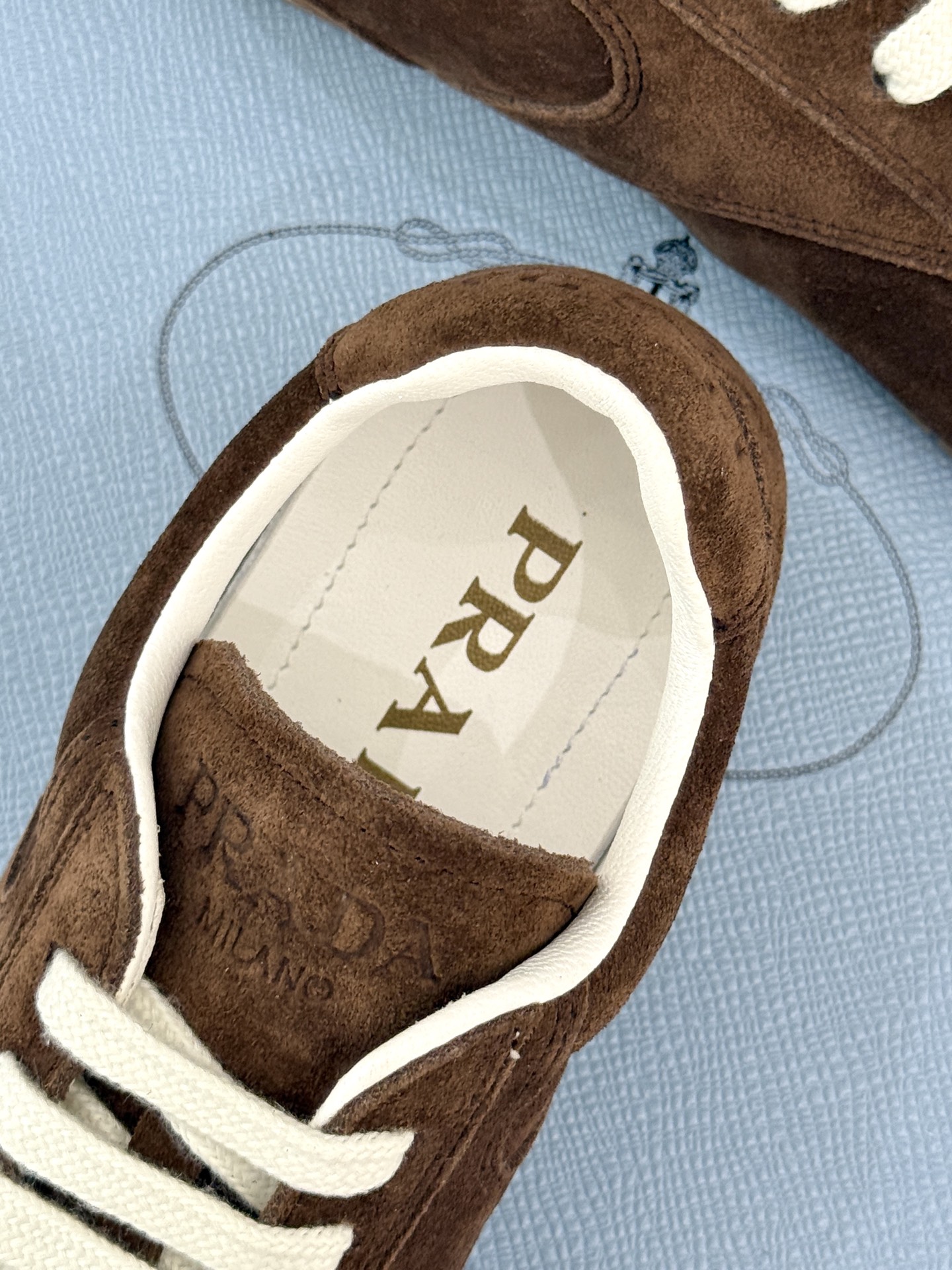 Prada/普拉达25WF新品复古休闲德训鞋标志性的小字母低调地镶嵌于鞋身侧面金属质感的标识在光线下闪烁
