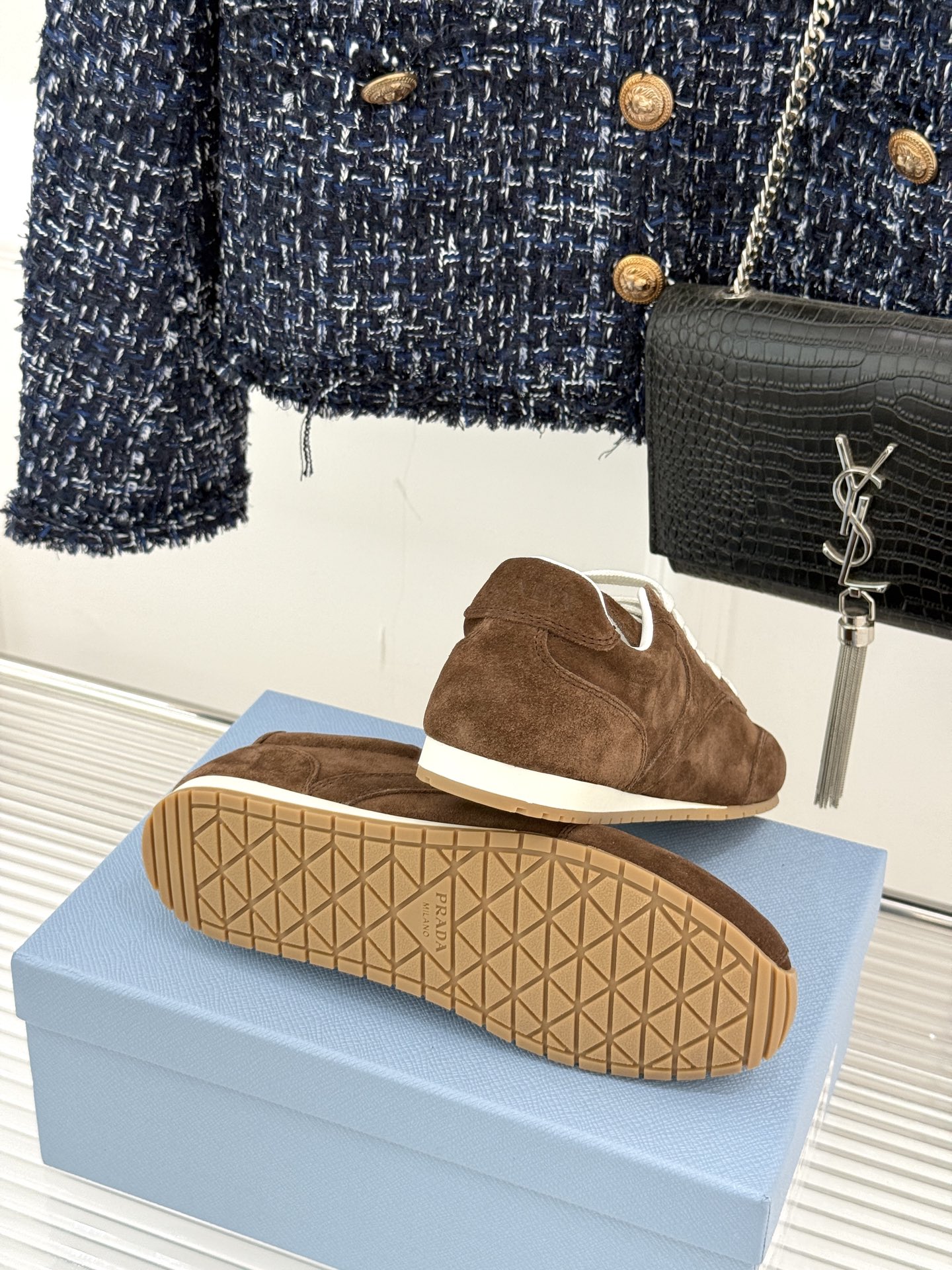 Prada/普拉达25WF新品复古休闲德训鞋标志性的小字母低调地镶嵌于鞋身侧面金属质感的标识在光线下闪烁