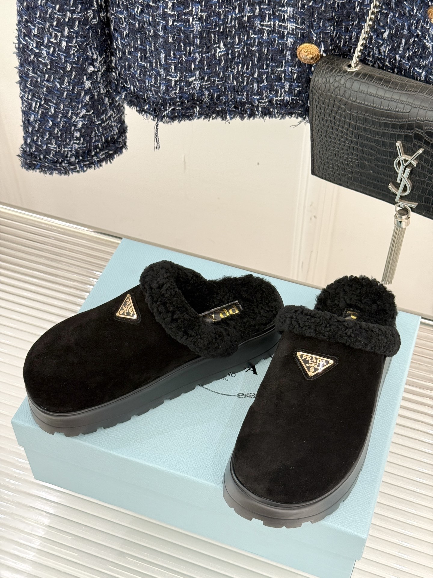 Prada/普拉达25WF新品三角标包头厚底毛拖今年冬天 这双毛拖成为了我的新欢每一步都被温暖与时尚包围