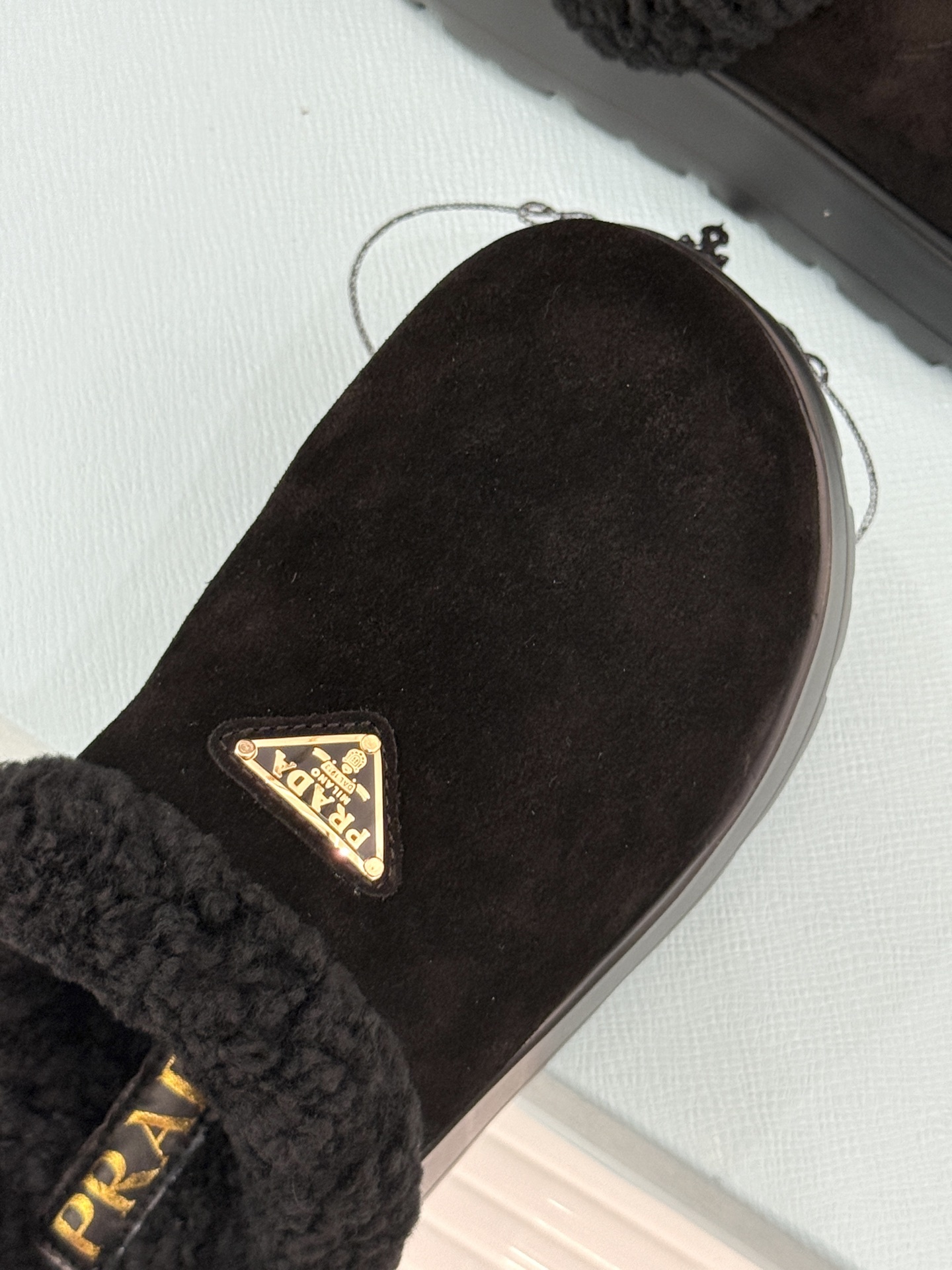 Prada/普拉达25WF新品三角标包头厚底毛拖今年冬天 这双毛拖成为了我的新欢每一步都被温暖与时尚包围