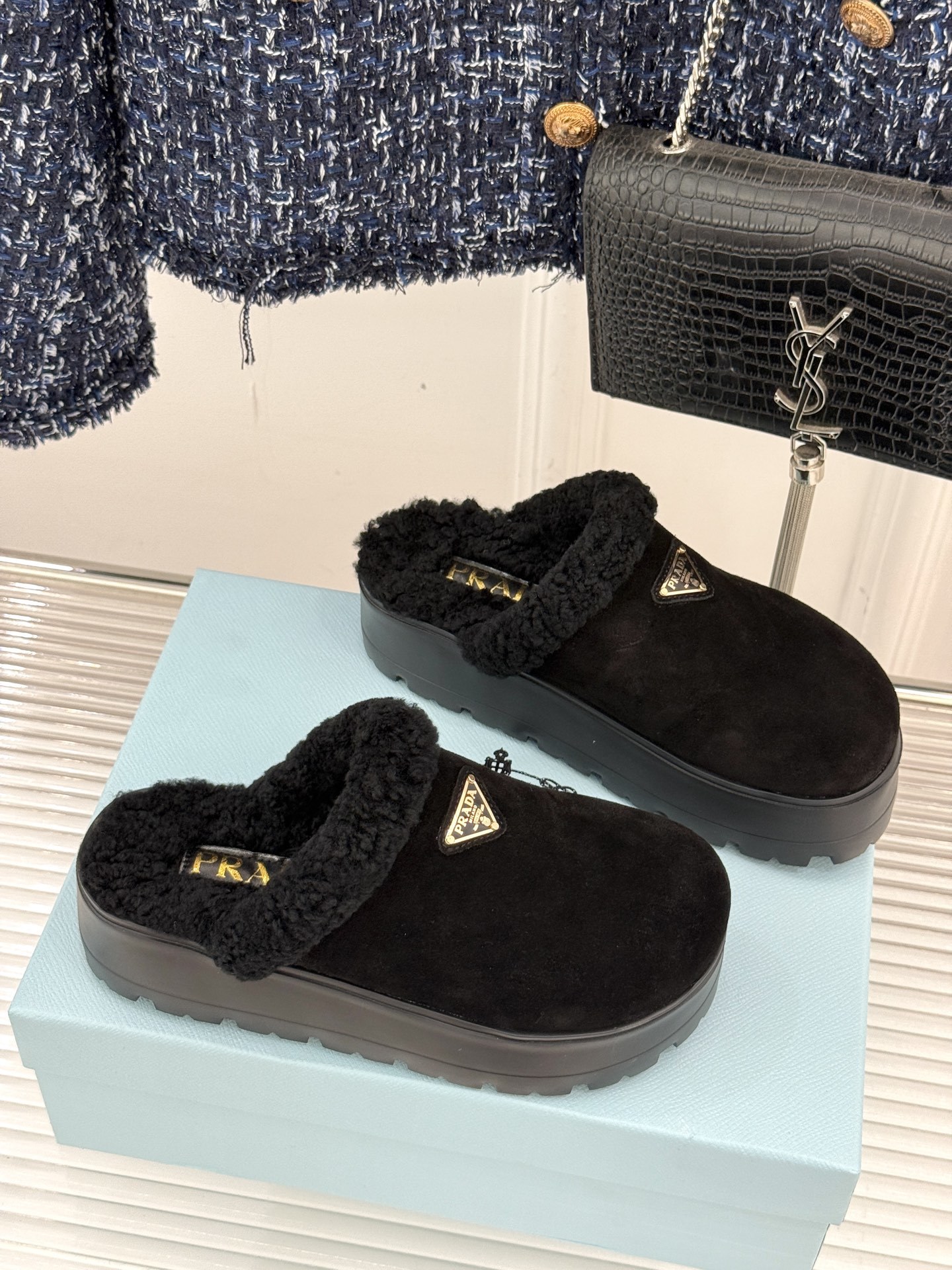 Prada/普拉达25WF新品三角标包头厚底毛拖今年冬天 这双毛拖成为了我的新欢每一步都被温暖与时尚包围