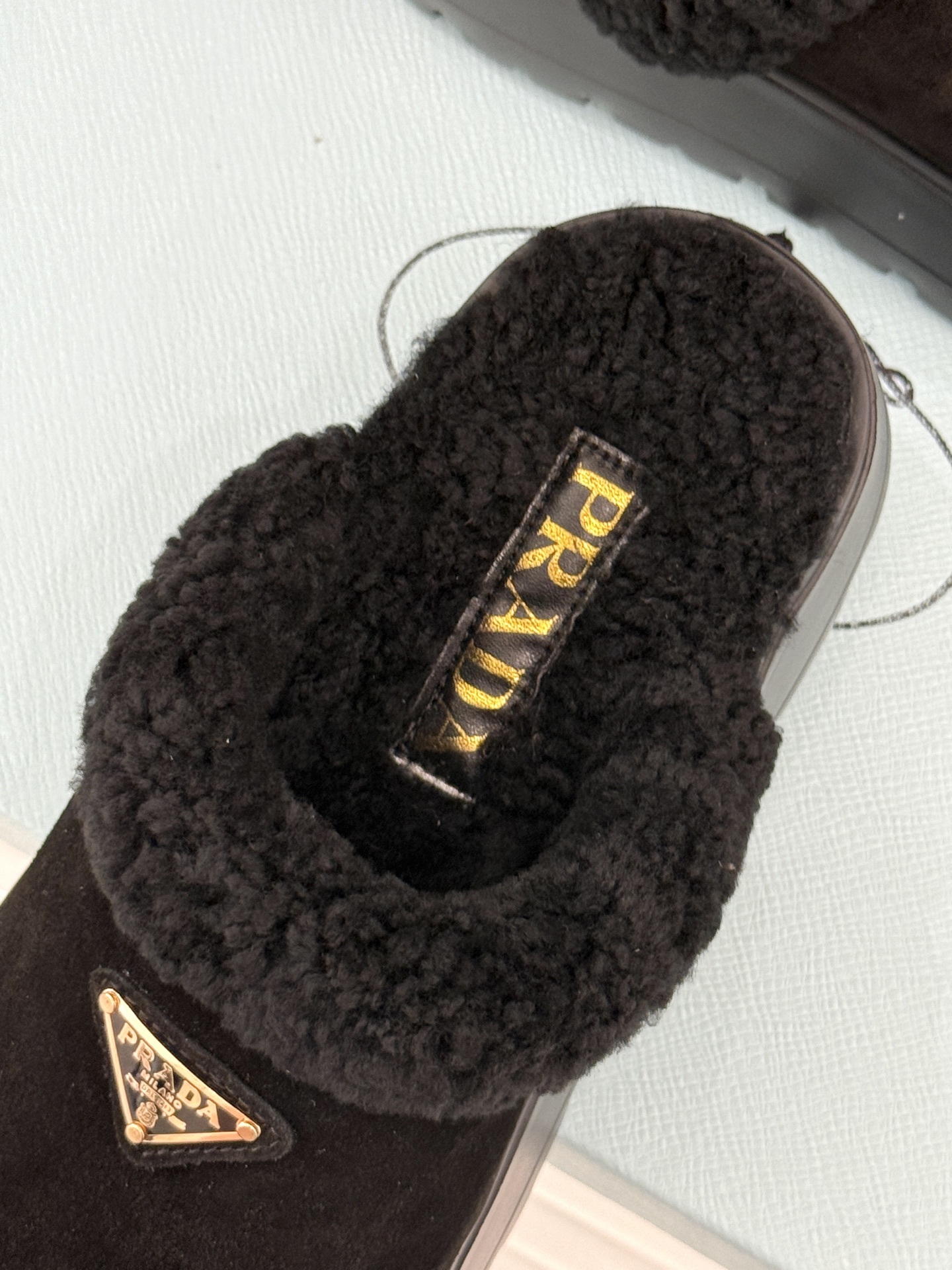 Prada/普拉达25WF新品三角标包头厚底毛拖今年冬天 这双毛拖成为了我的新欢每一步都被温暖与时尚包围