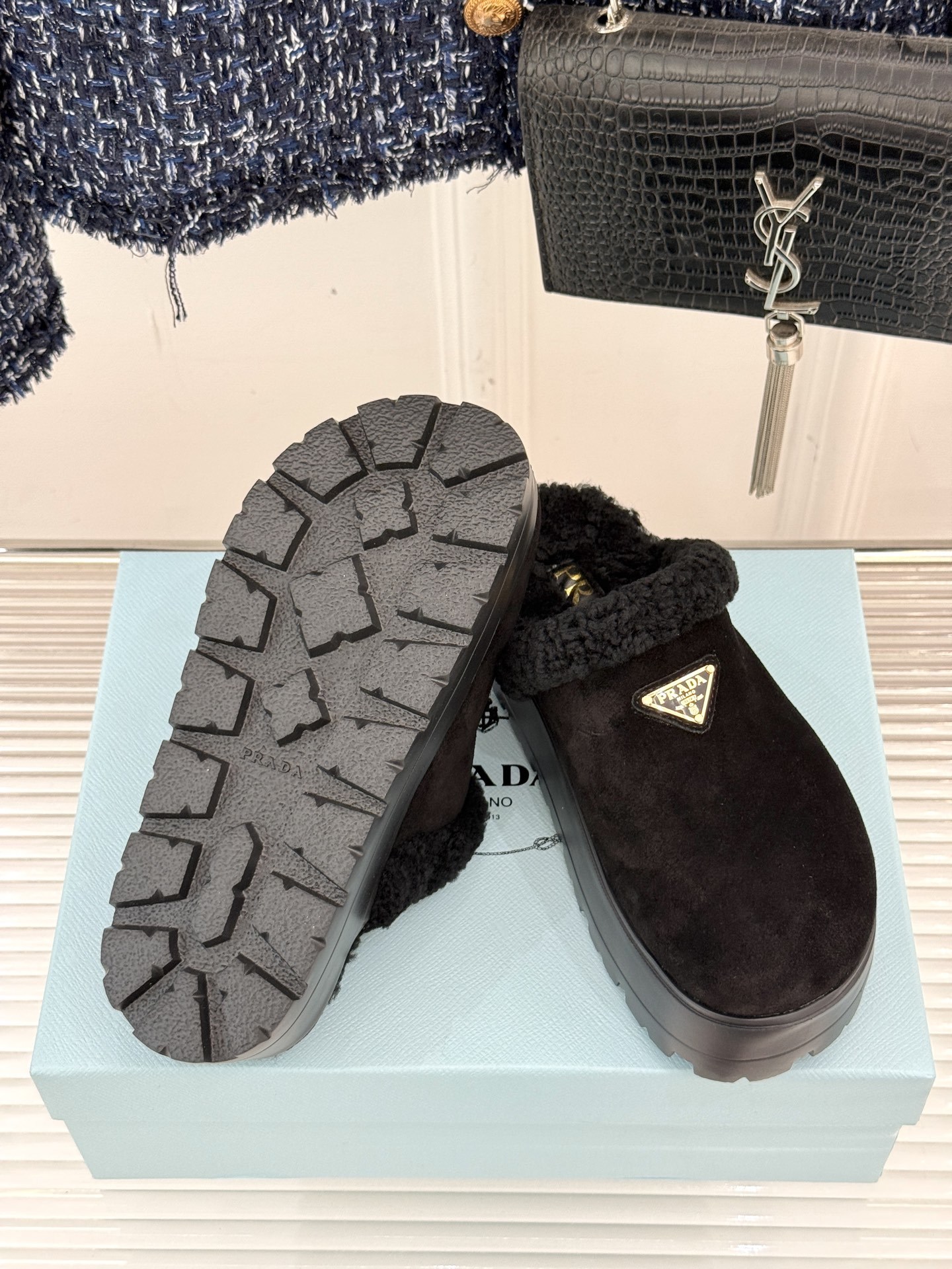 Prada/普拉达25WF新品三角标包头厚底毛拖今年冬天 这双毛拖成为了我的新欢每一步都被温暖与时尚包围