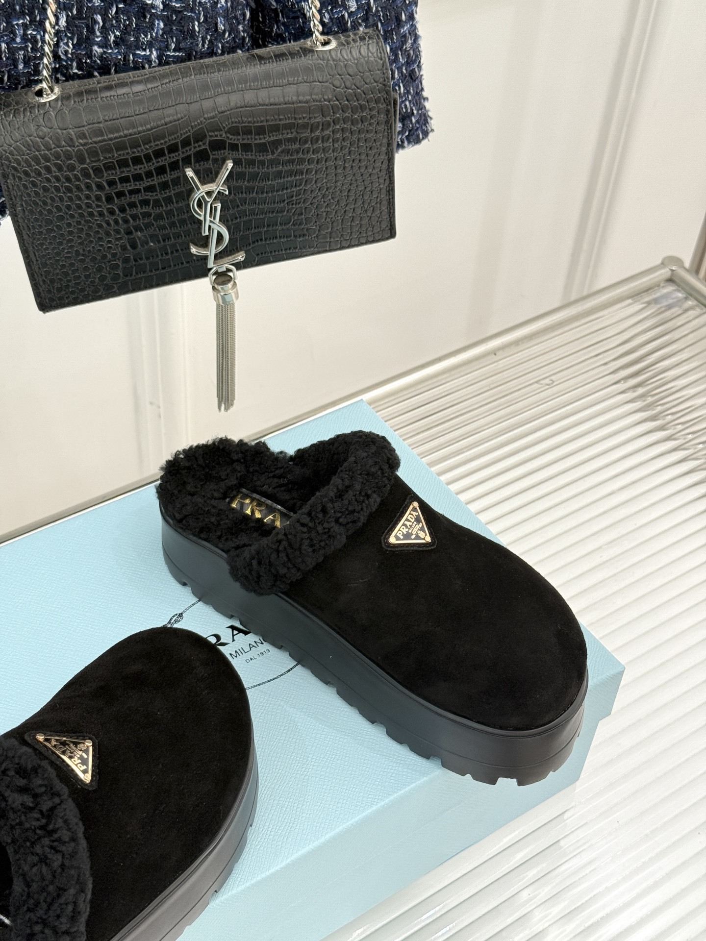 Prada/普拉达25WF新品三角标包头厚底毛拖今年冬天 这双毛拖成为了我的新欢每一步都被温暖与时尚包围