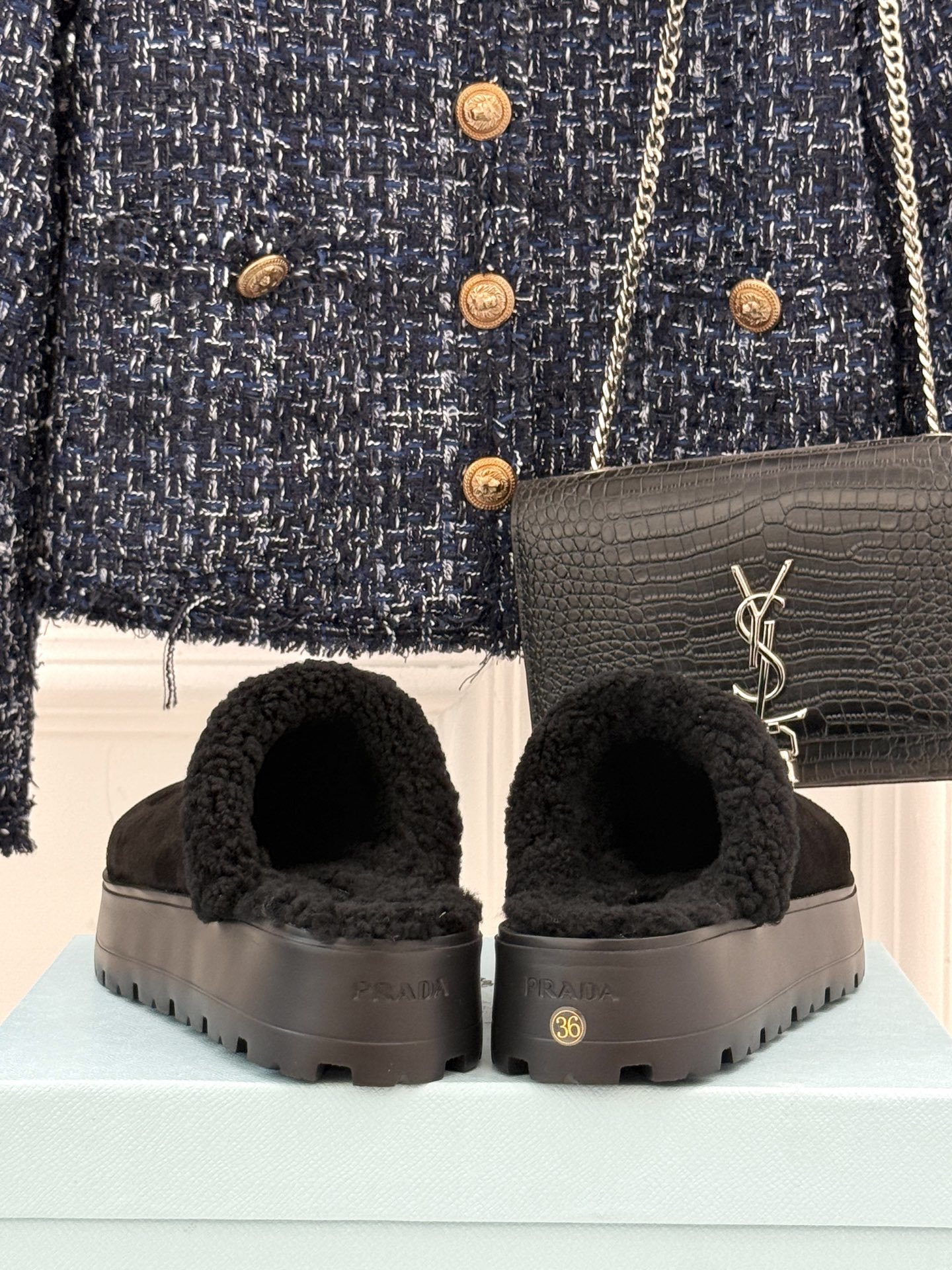 Prada/普拉达25WF新品三角标包头厚底毛拖今年冬天 这双毛拖成为了我的新欢每一步都被温暖与时尚包围