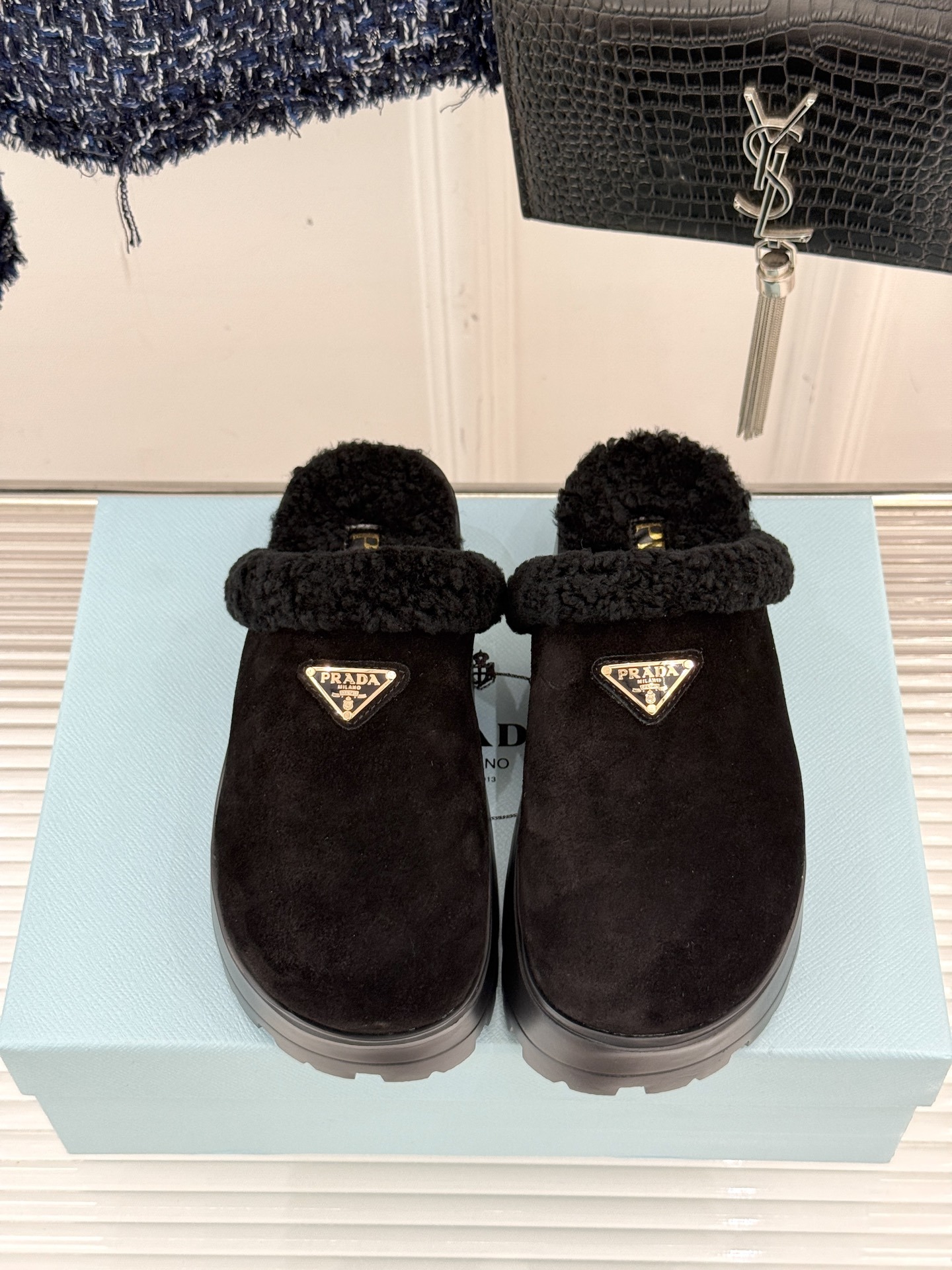 Prada/普拉达25WF新品三角标包头厚底毛拖今年冬天 这双毛拖成为了我的新欢每一步都被温暖与时尚包围
