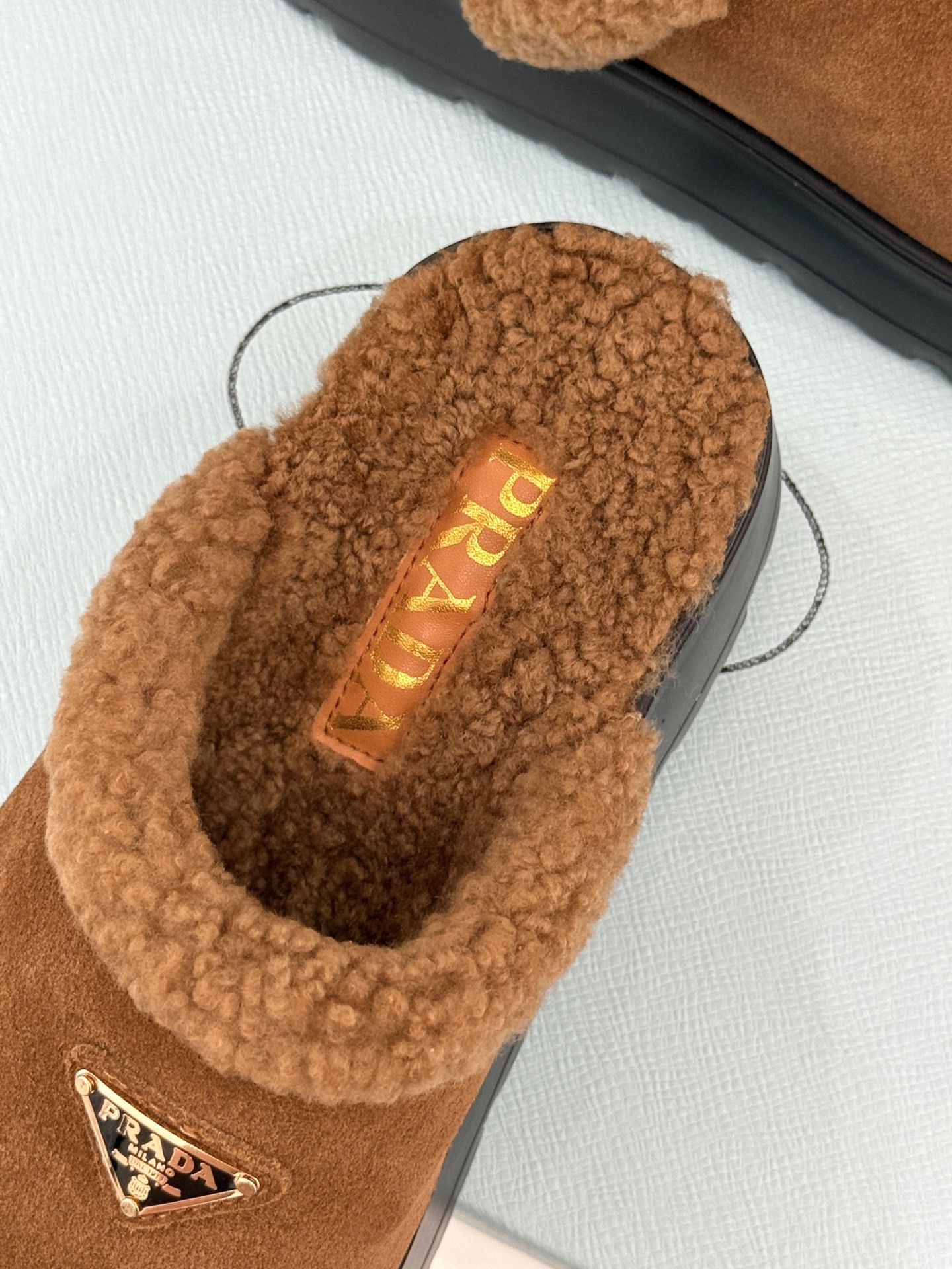 Prada/普拉达25WF新品三角标包头厚底毛拖今年冬天 这双毛拖成为了我的新欢每一步都被温暖与时尚包围