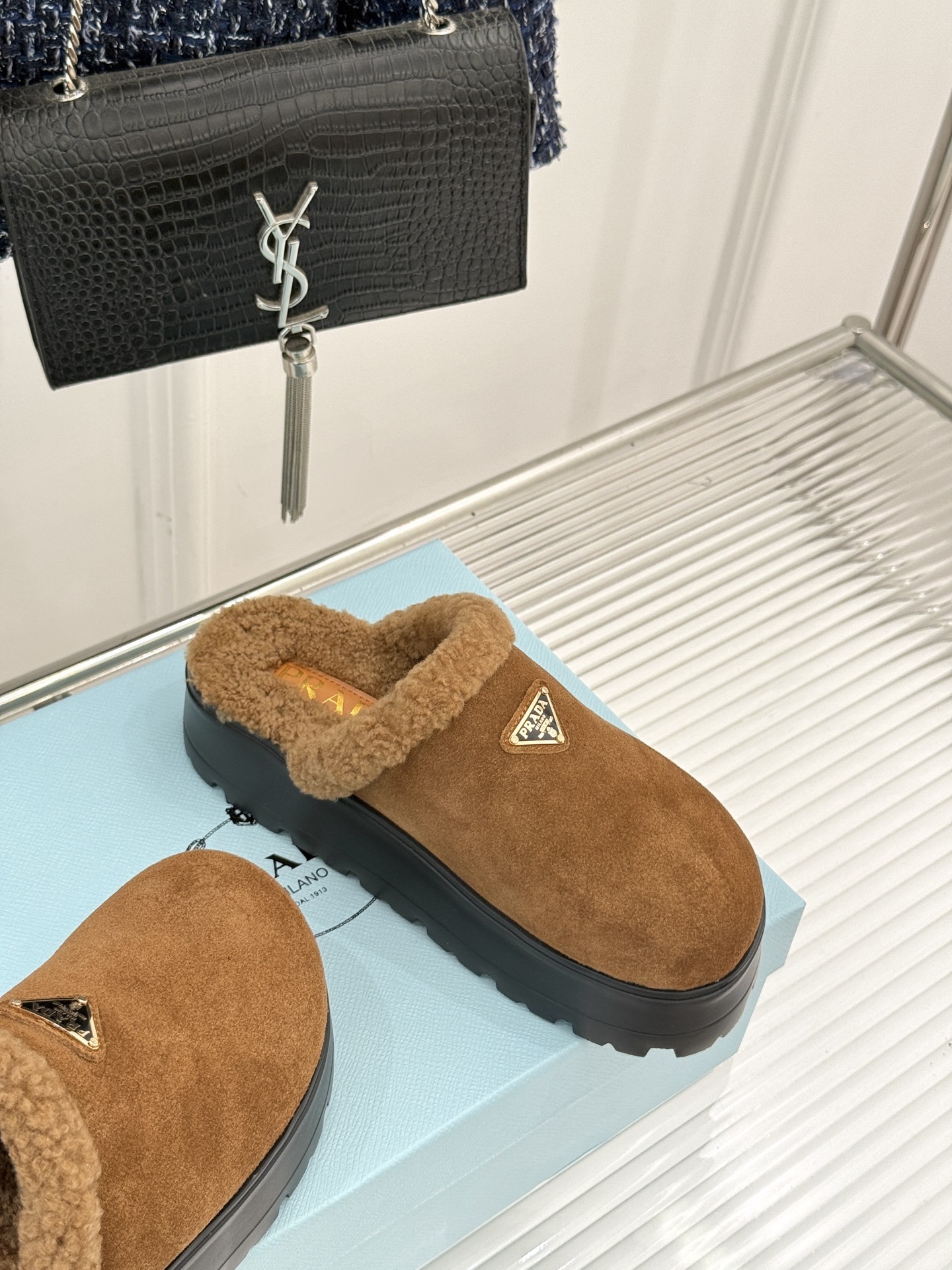 Prada/普拉达25WF新品三角标包头厚底毛拖今年冬天 这双毛拖成为了我的新欢每一步都被温暖与时尚包围