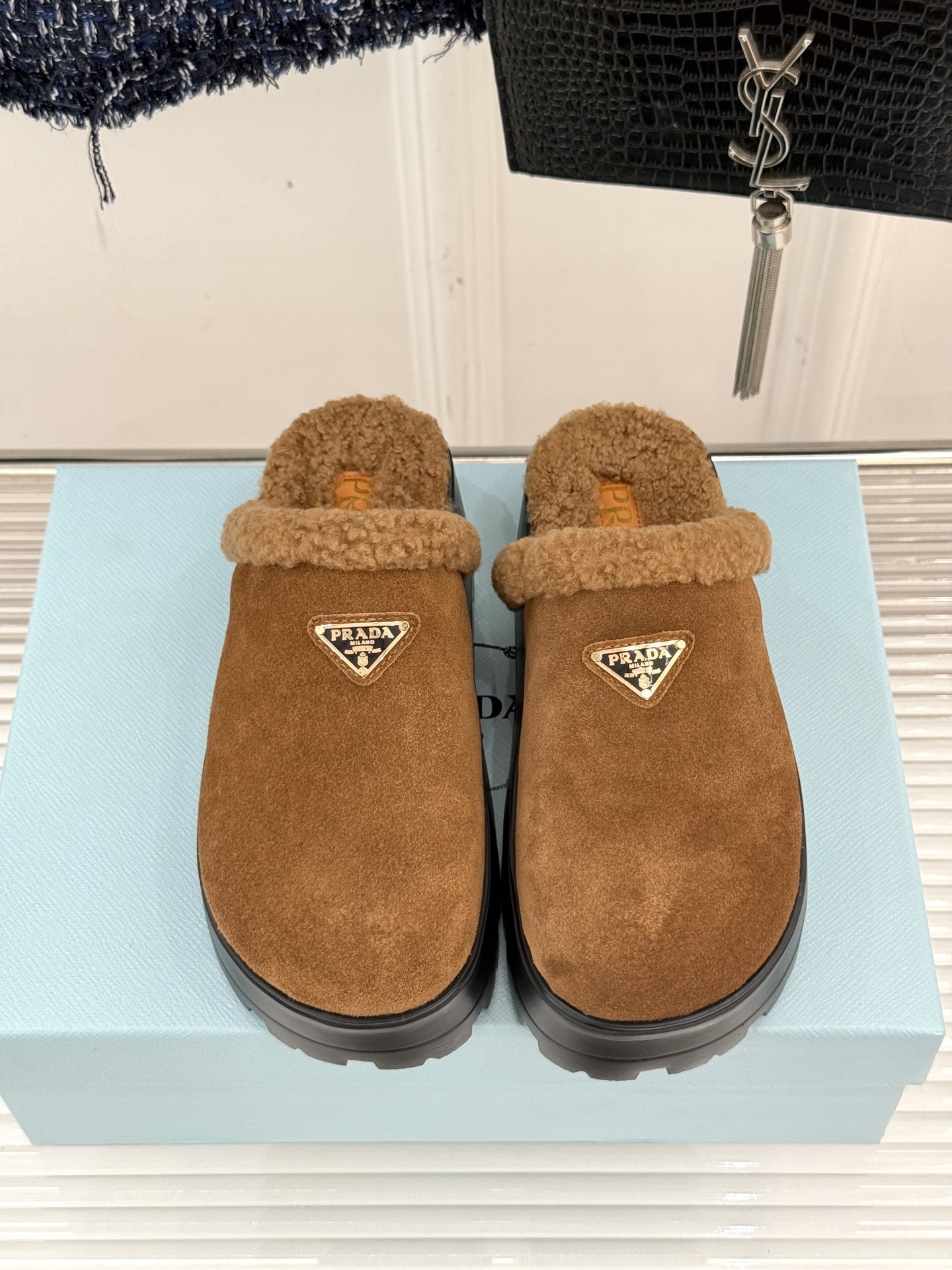 Prada/普拉达25WF新品三角标包头厚底毛拖今年冬天 这双毛拖成为了我的新欢每一步都被温暖与时尚包围