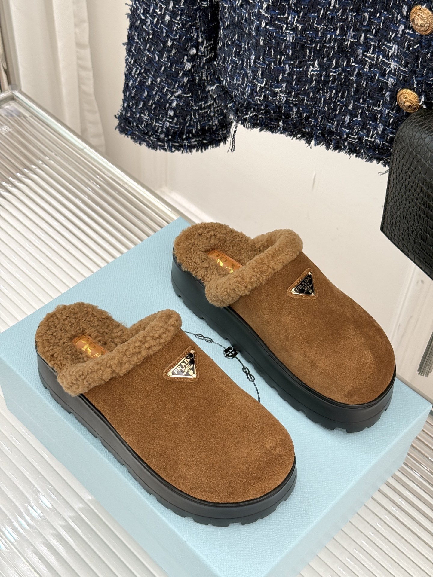 Prada/普拉达25WF新品三角标包头厚底毛拖今年冬天 这双毛拖成为了我的新欢每一步都被温暖与时尚包围