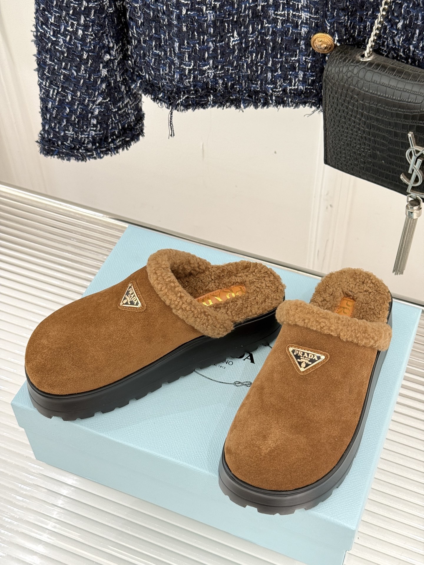 Prada/普拉达25WF新品三角标包头厚底毛拖今年冬天 这双毛拖成为了我的新欢每一步都被温暖与时尚包围