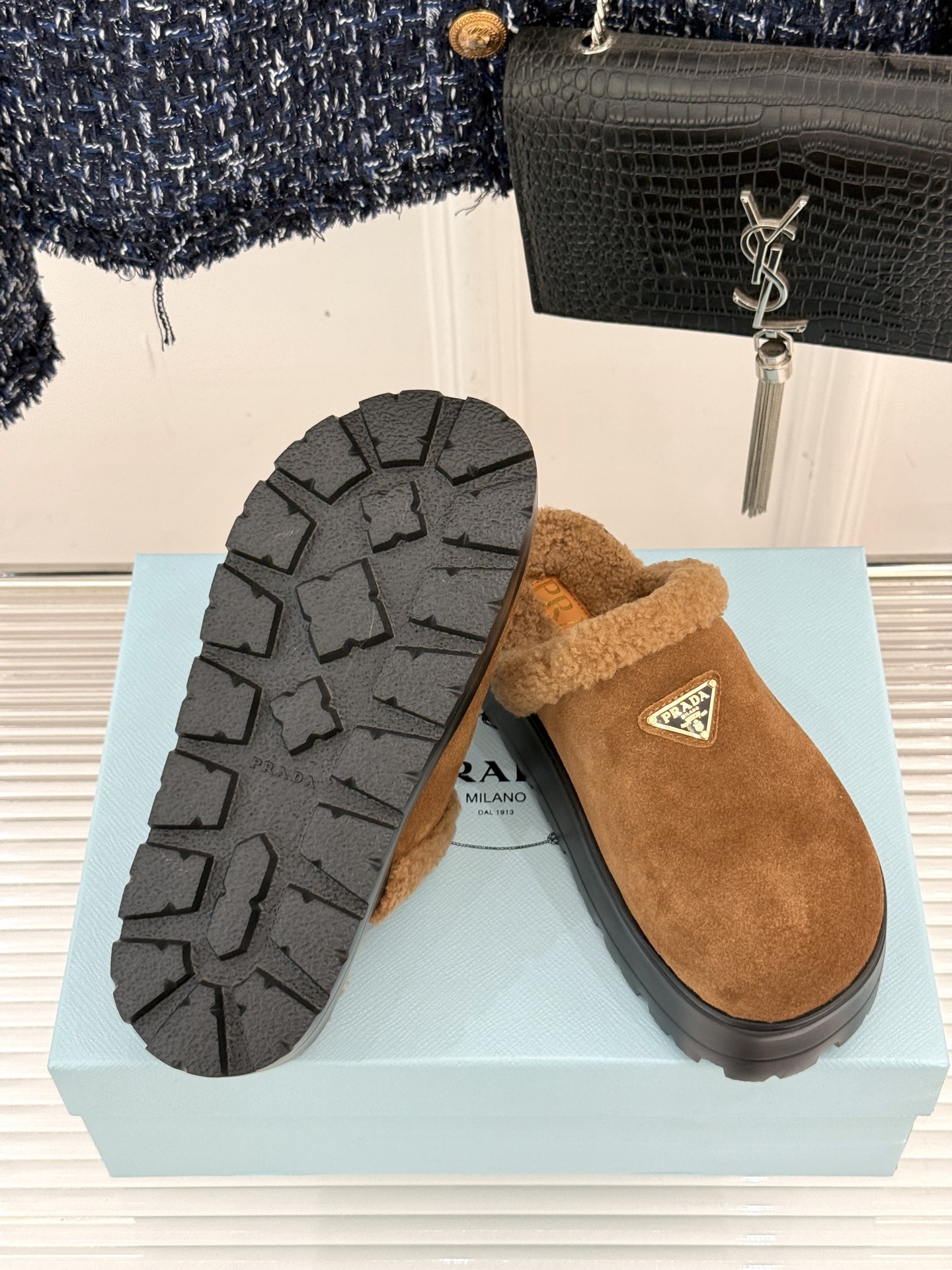 Prada/普拉达25WF新品三角标包头厚底毛拖今年冬天 这双毛拖成为了我的新欢每一步都被温暖与时尚包围