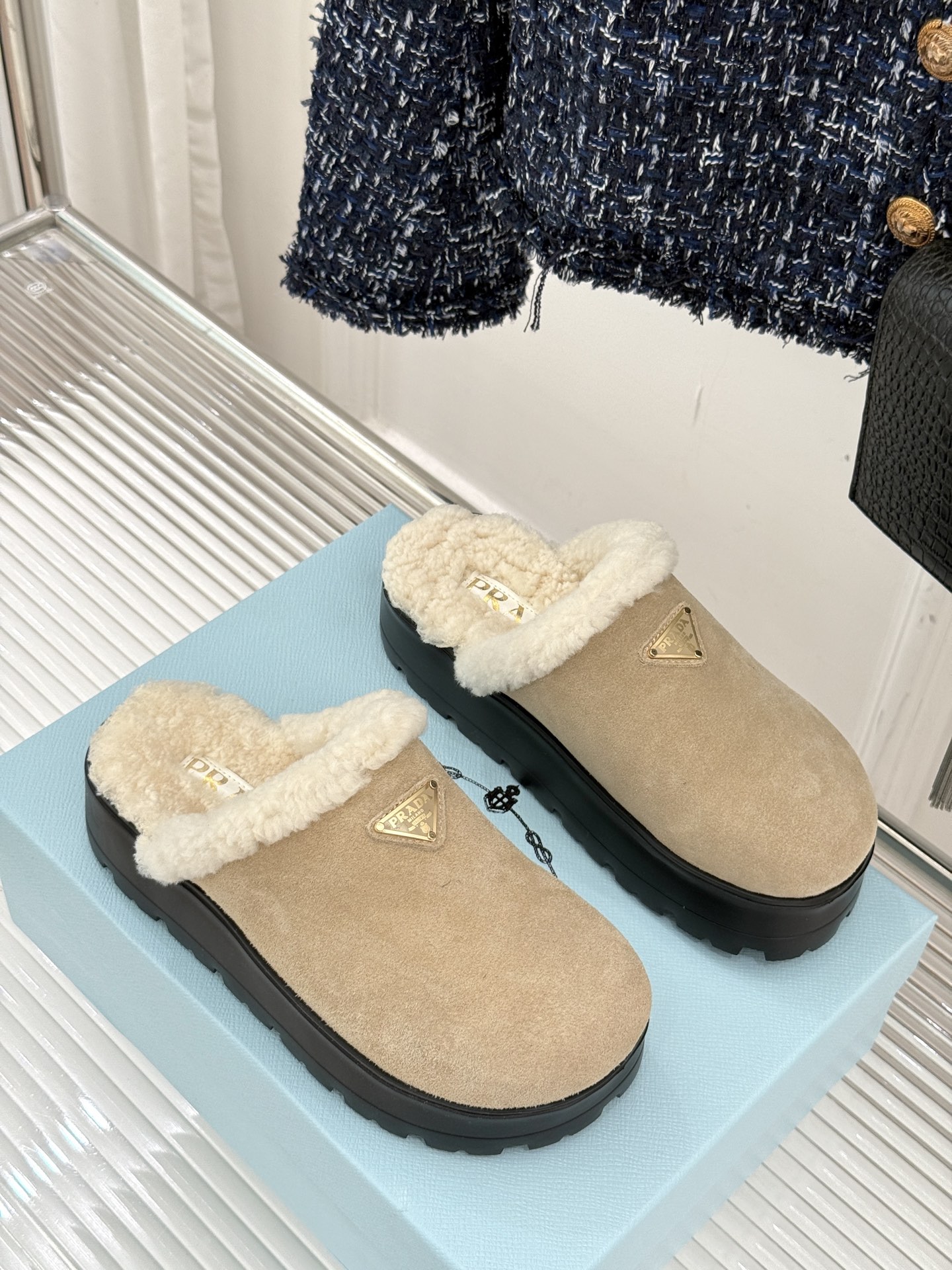 Prada/普拉达25WF新品三角标包头厚底毛拖今年冬天 这双毛拖成为了我的新欢每一步都被温暖与时尚包围