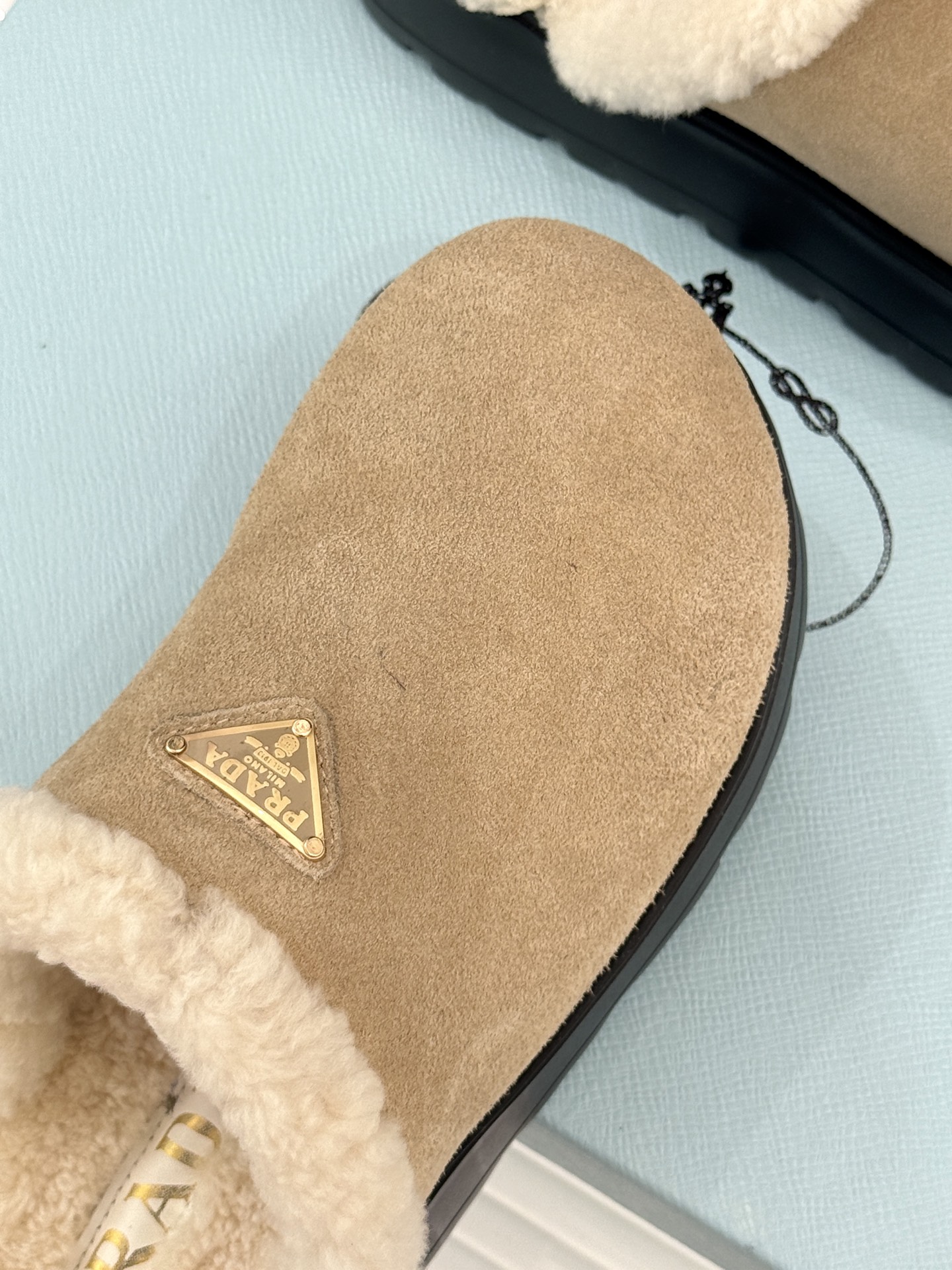 Prada/普拉达25WF新品三角标包头厚底毛拖今年冬天 这双毛拖成为了我的新欢每一步都被温暖与时尚包围