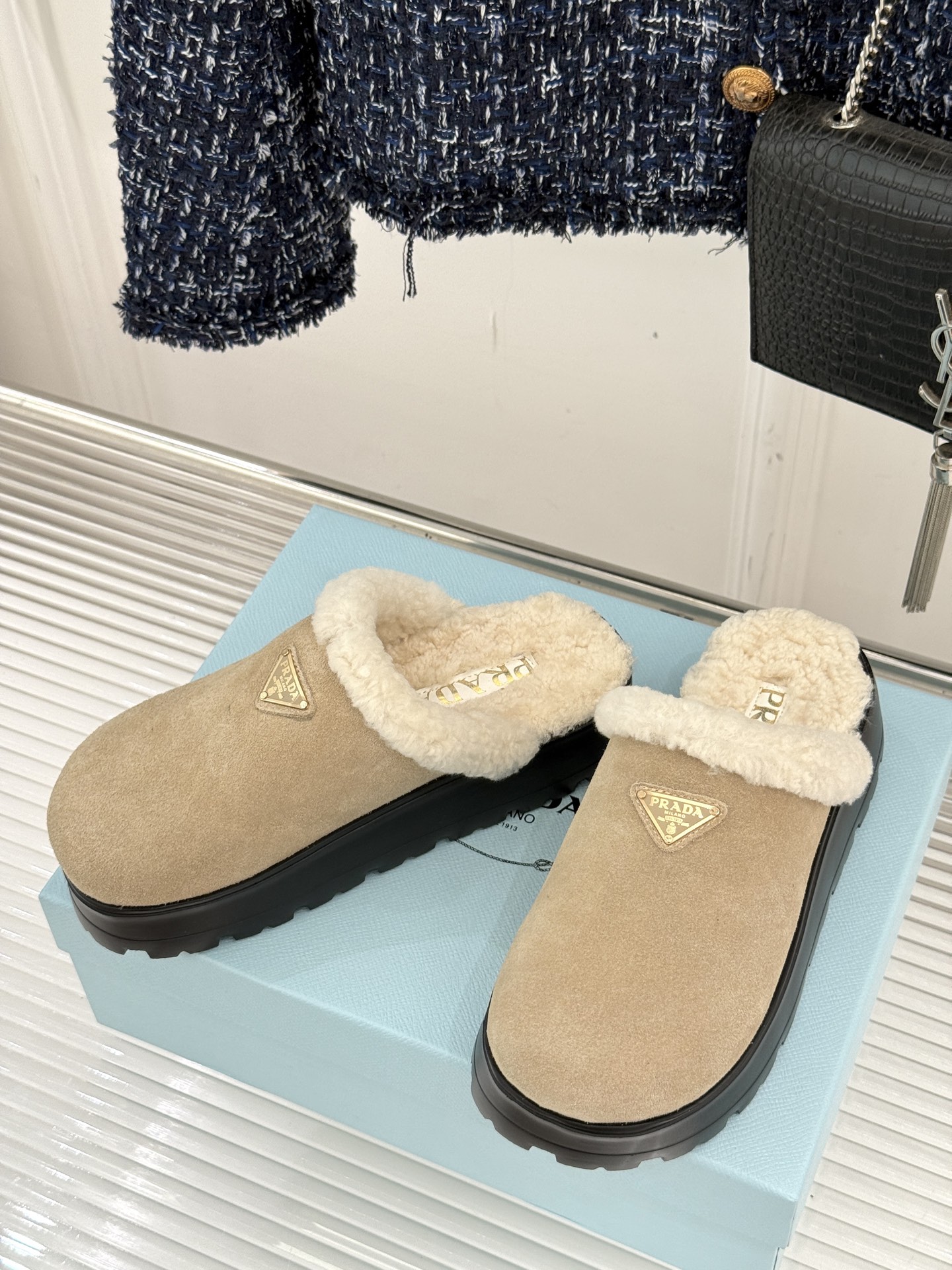 Prada/普拉达25WF新品三角标包头厚底毛拖今年冬天 这双毛拖成为了我的新欢每一步都被温暖与时尚包围