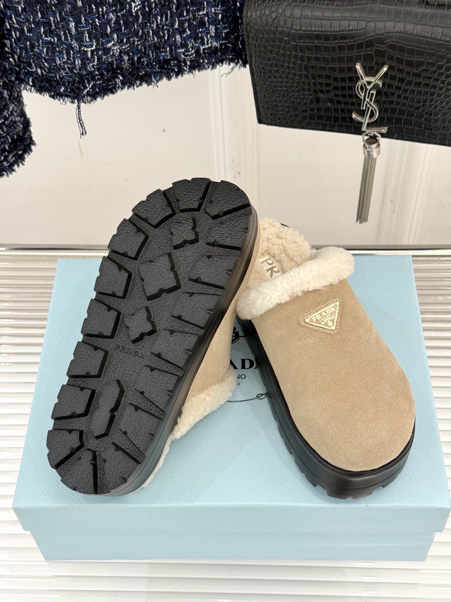 Prada/普拉达25WF新品三角标包头厚底毛拖今年冬天 这双毛拖成为了我的新欢每一步都被温暖与时尚包围