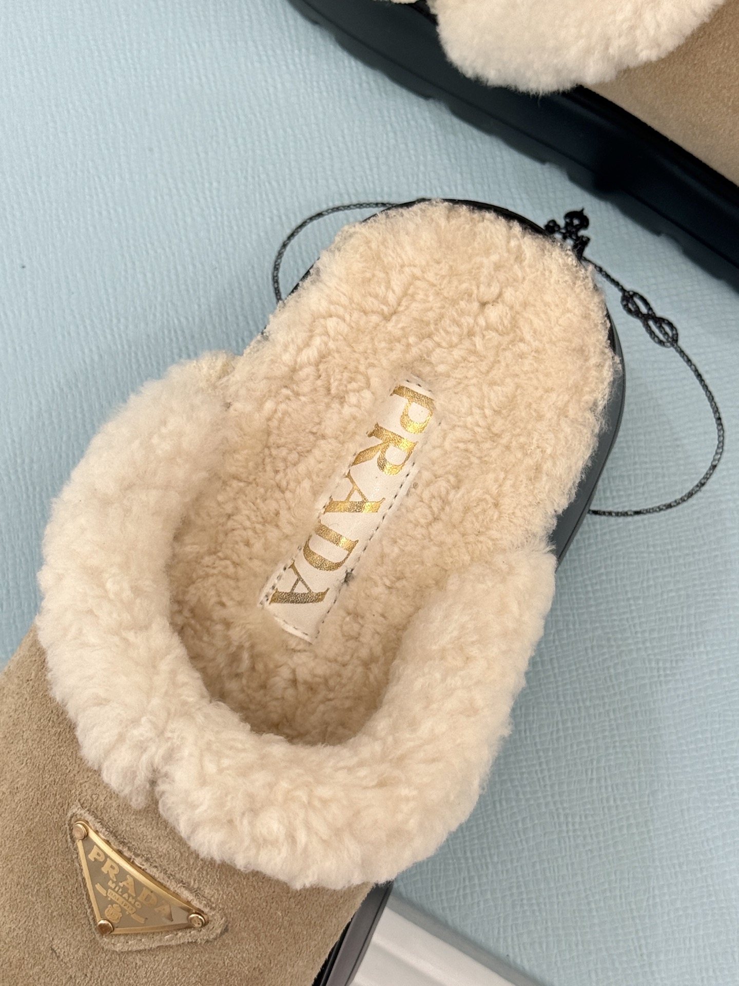 Prada/普拉达25WF新品三角标包头厚底毛拖今年冬天 这双毛拖成为了我的新欢每一步都被温暖与时尚包围