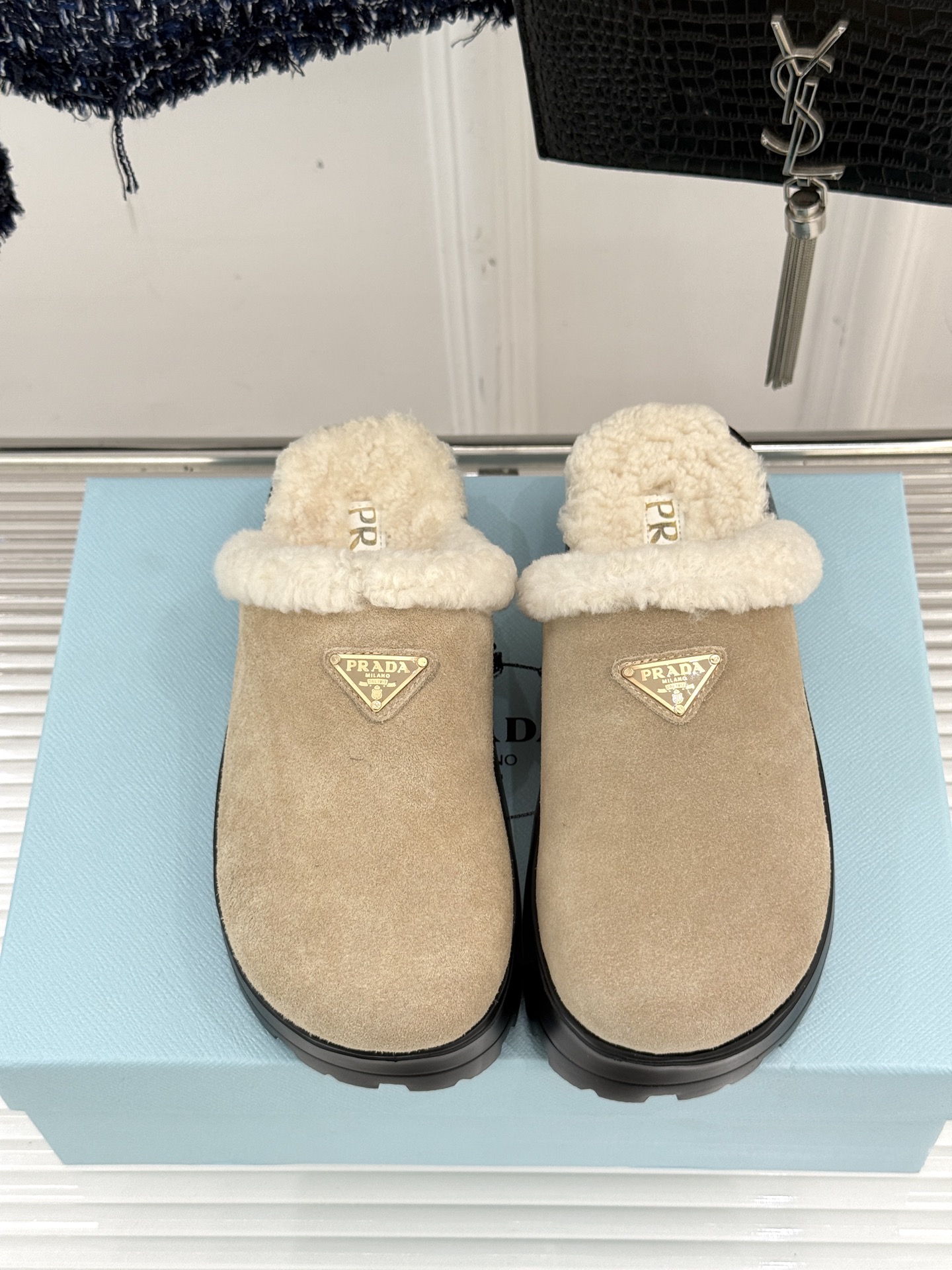 Prada/普拉达25WF新品三角标包头厚底毛拖今年冬天 这双毛拖成为了我的新欢每一步都被温暖与时尚包围
