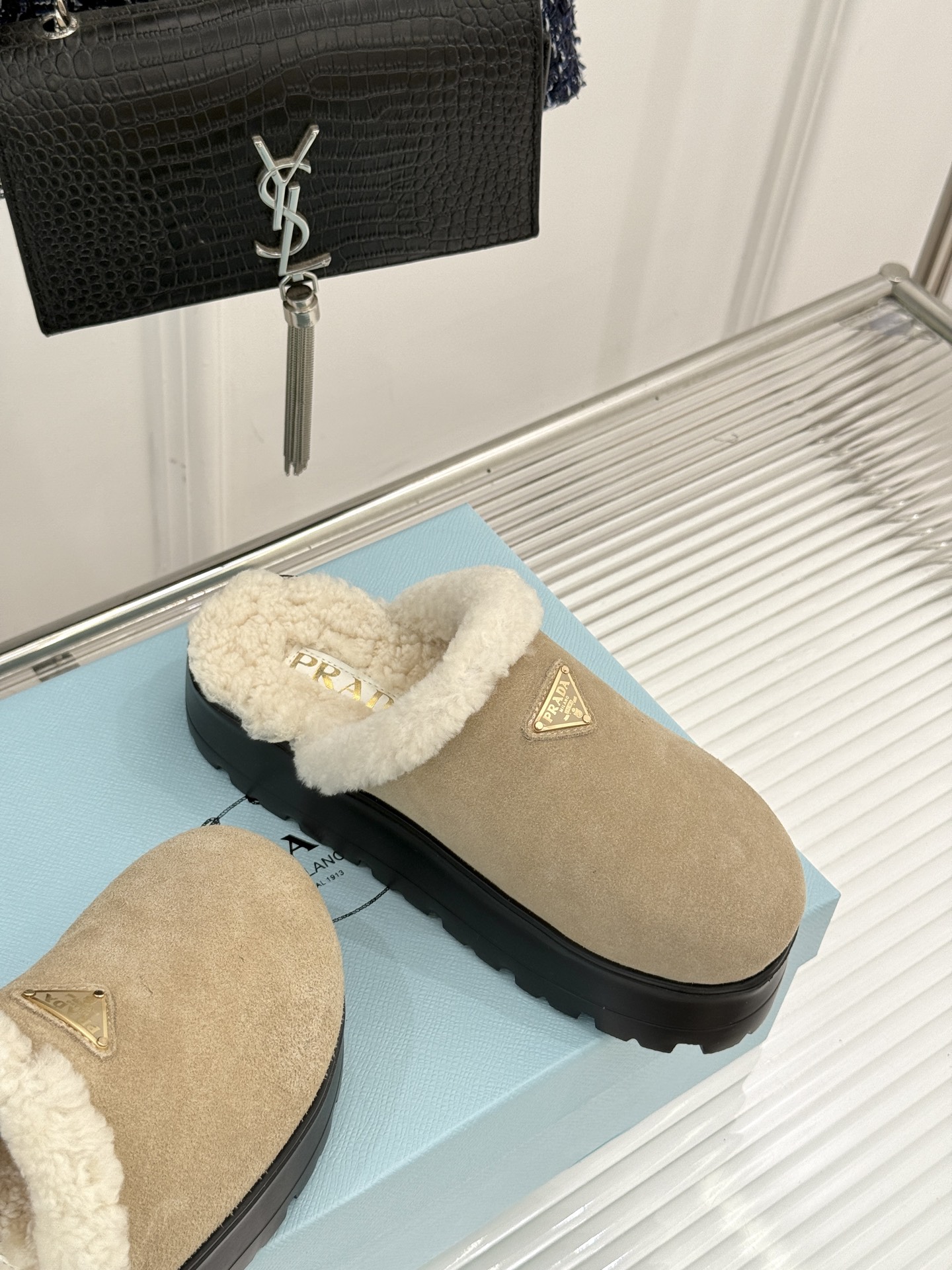 Prada/普拉达25WF新品三角标包头厚底毛拖今年冬天 这双毛拖成为了我的新欢每一步都被温暖与时尚包围
