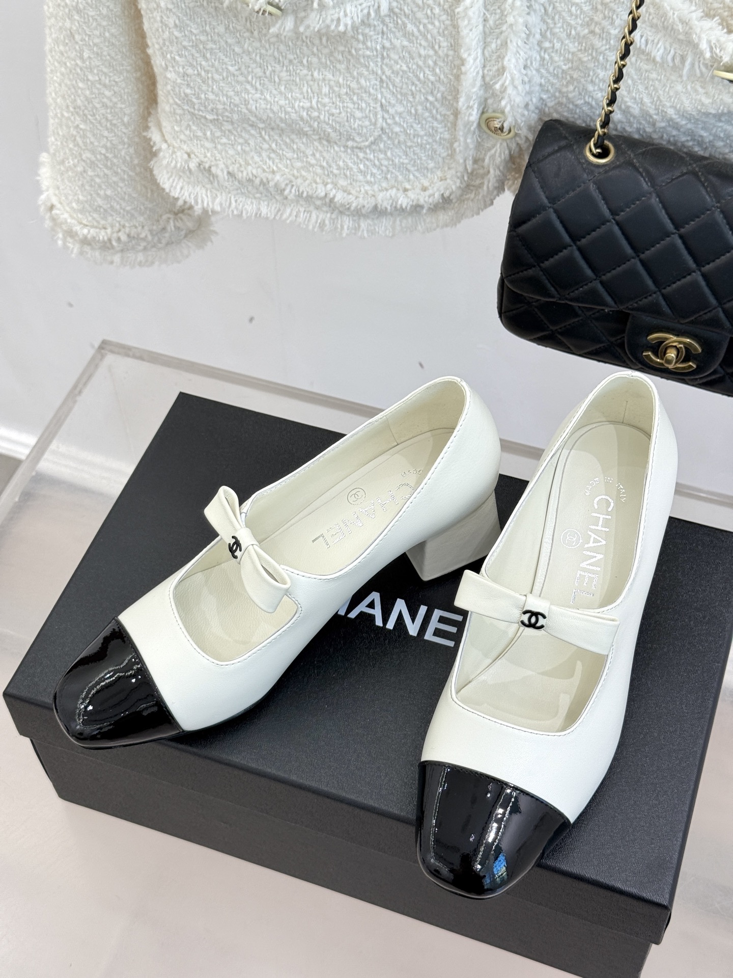 CHANE*｜小香25。新品双C蝴蝶结玛丽珍鞋是藏在鞋履里的优雅密码。标志性双C装饰与蝴蝶结拼色碰撞出灵