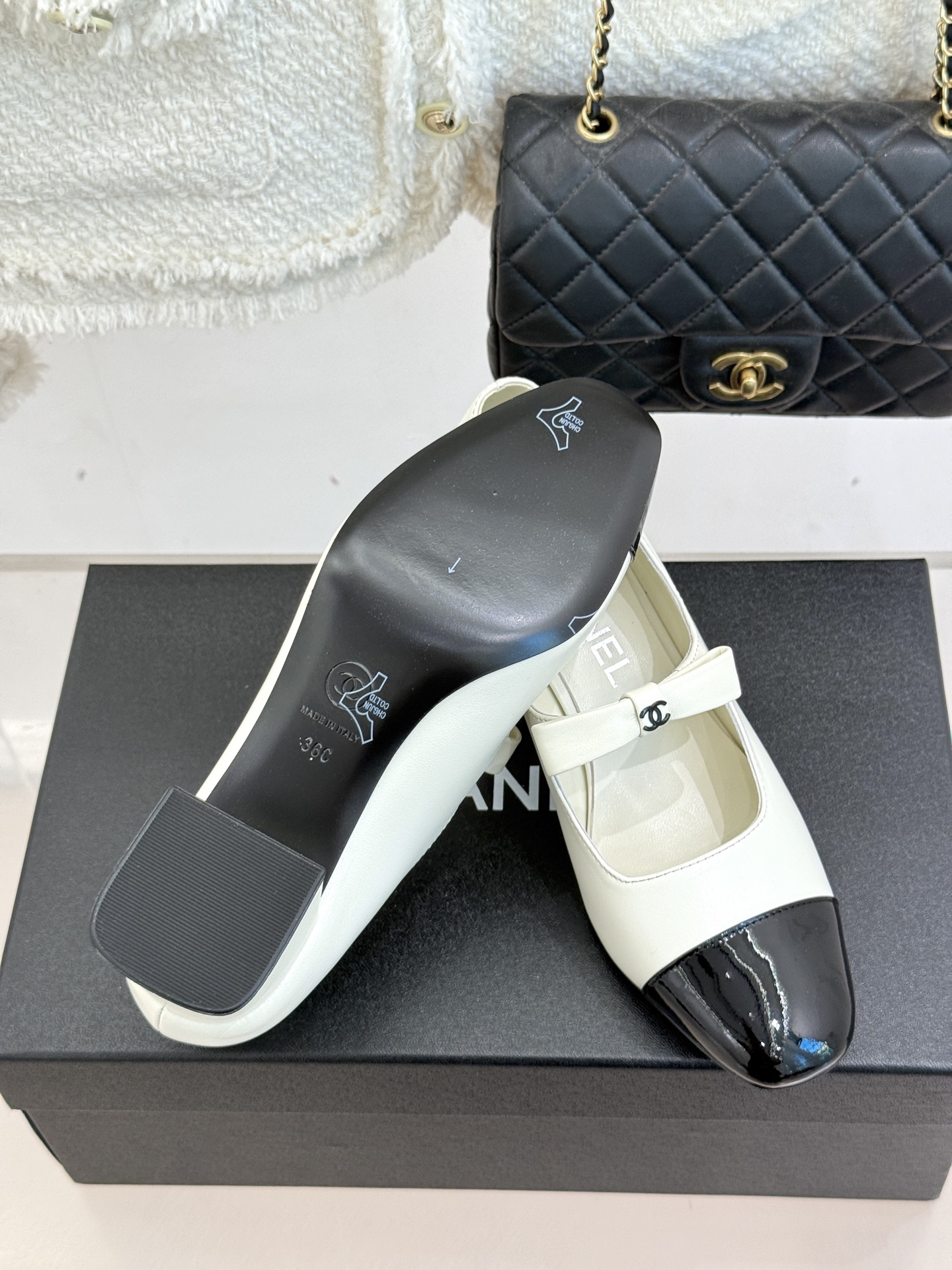 CHANE*｜小香25。新品双C蝴蝶结玛丽珍鞋是藏在鞋履里的优雅密码。标志性双C装饰与蝴蝶结拼色碰撞出灵