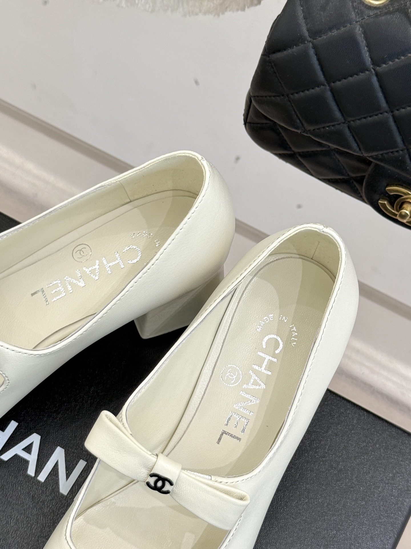 CHANE*｜小香25。新品双C蝴蝶结玛丽珍鞋是藏在鞋履里的优雅密码。标志性双C装饰与蝴蝶结拼色碰撞出灵