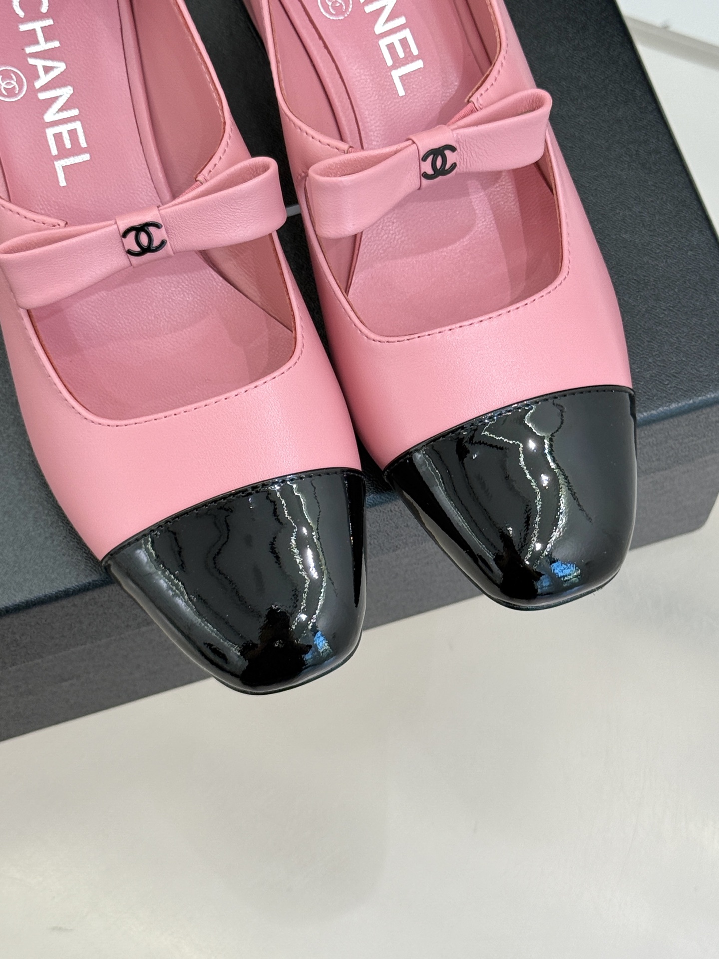 Chanel 25P Mary Jane Shoes with Bow, Elegant Pink Leather Block Heel Pumps 8 i1757003848690 308 0 6