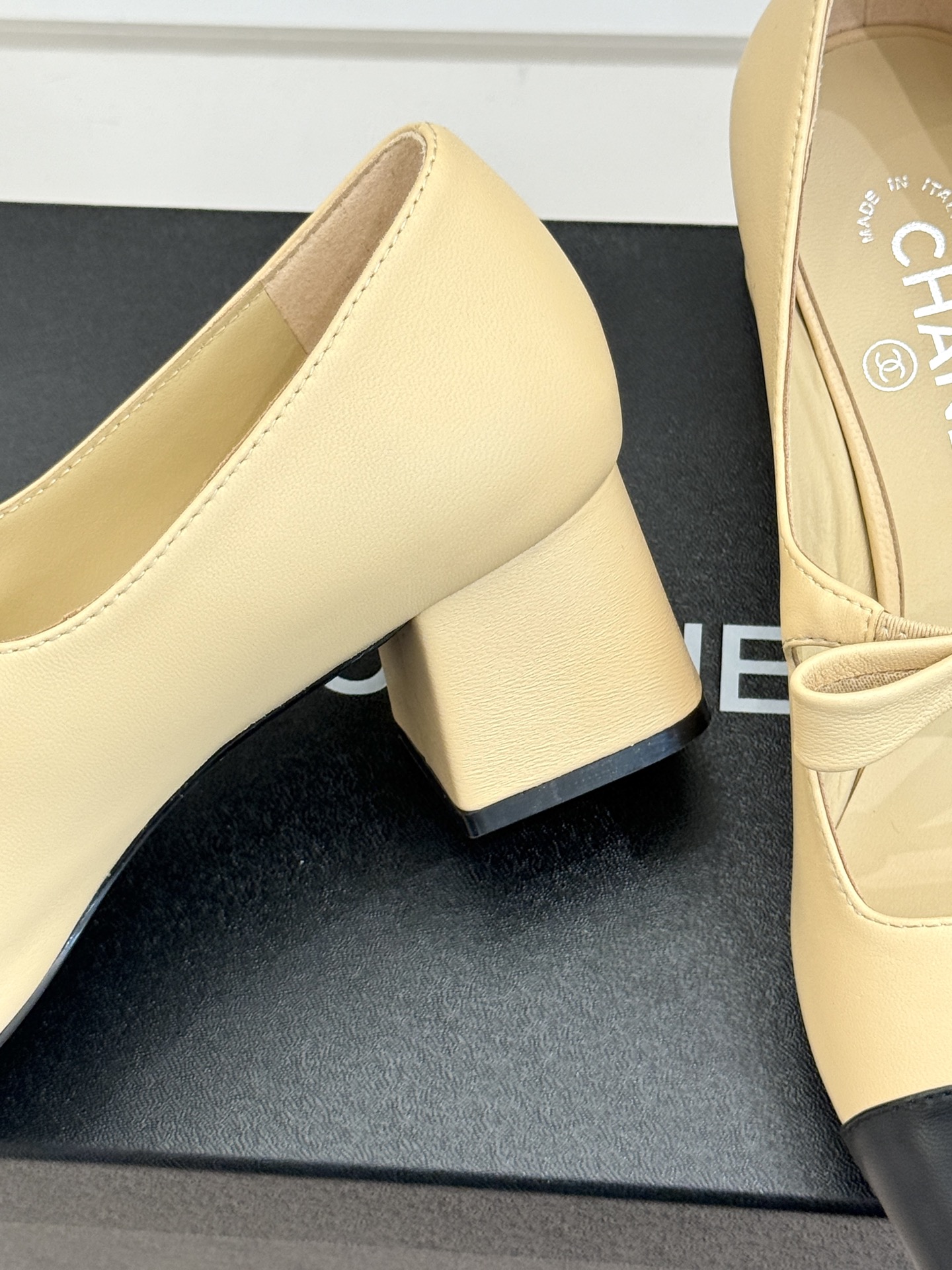 CHANE*｜小香25。新品双C蝴蝶结玛丽珍鞋是藏在鞋履里的优雅密码。标志性双C装饰与蝴蝶结拼色碰撞出灵