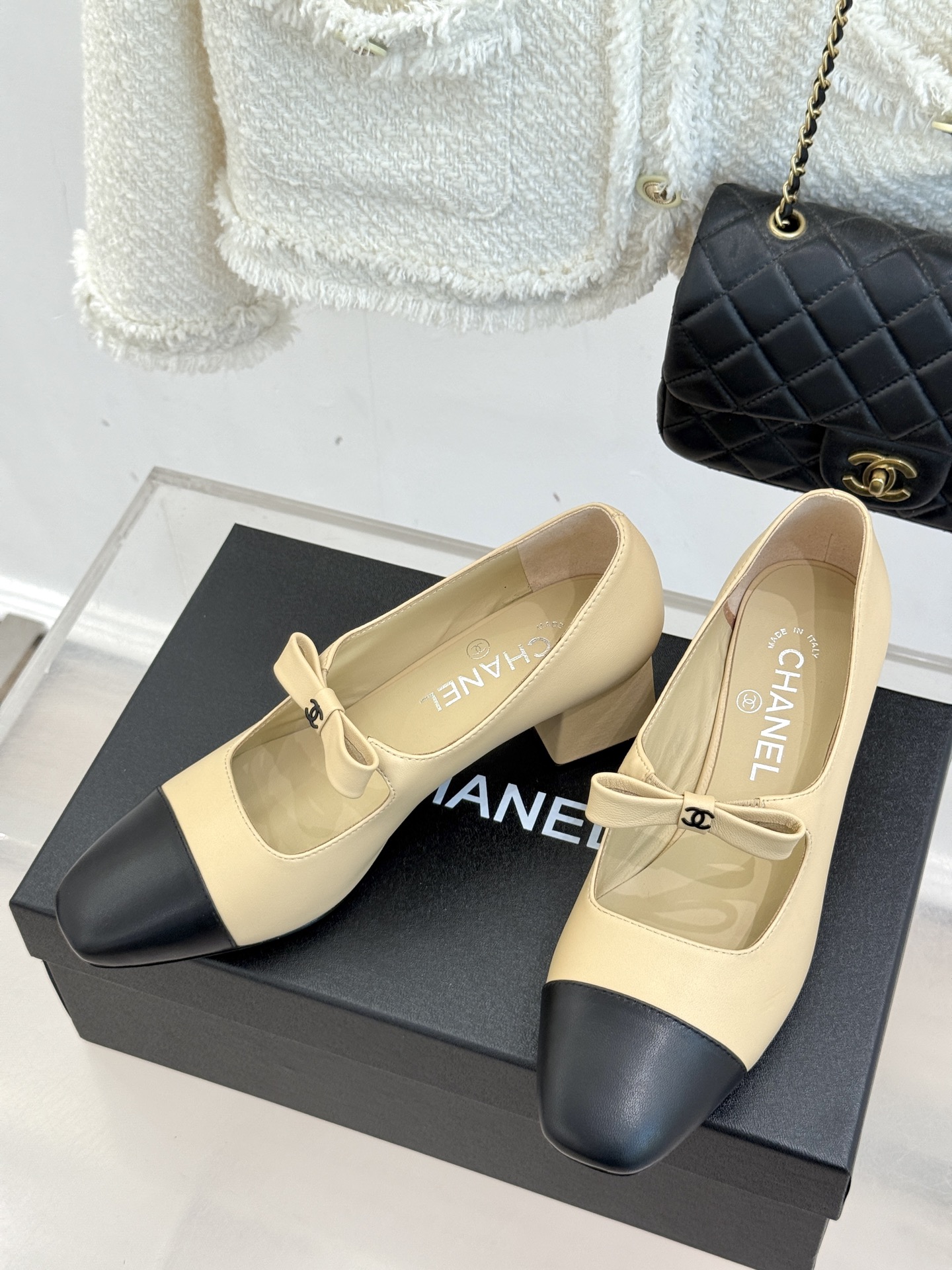 CHANE*｜小香25。新品双C蝴蝶结玛丽珍鞋是藏在鞋履里的优雅密码。标志性双C装饰与蝴蝶结拼色碰撞出灵