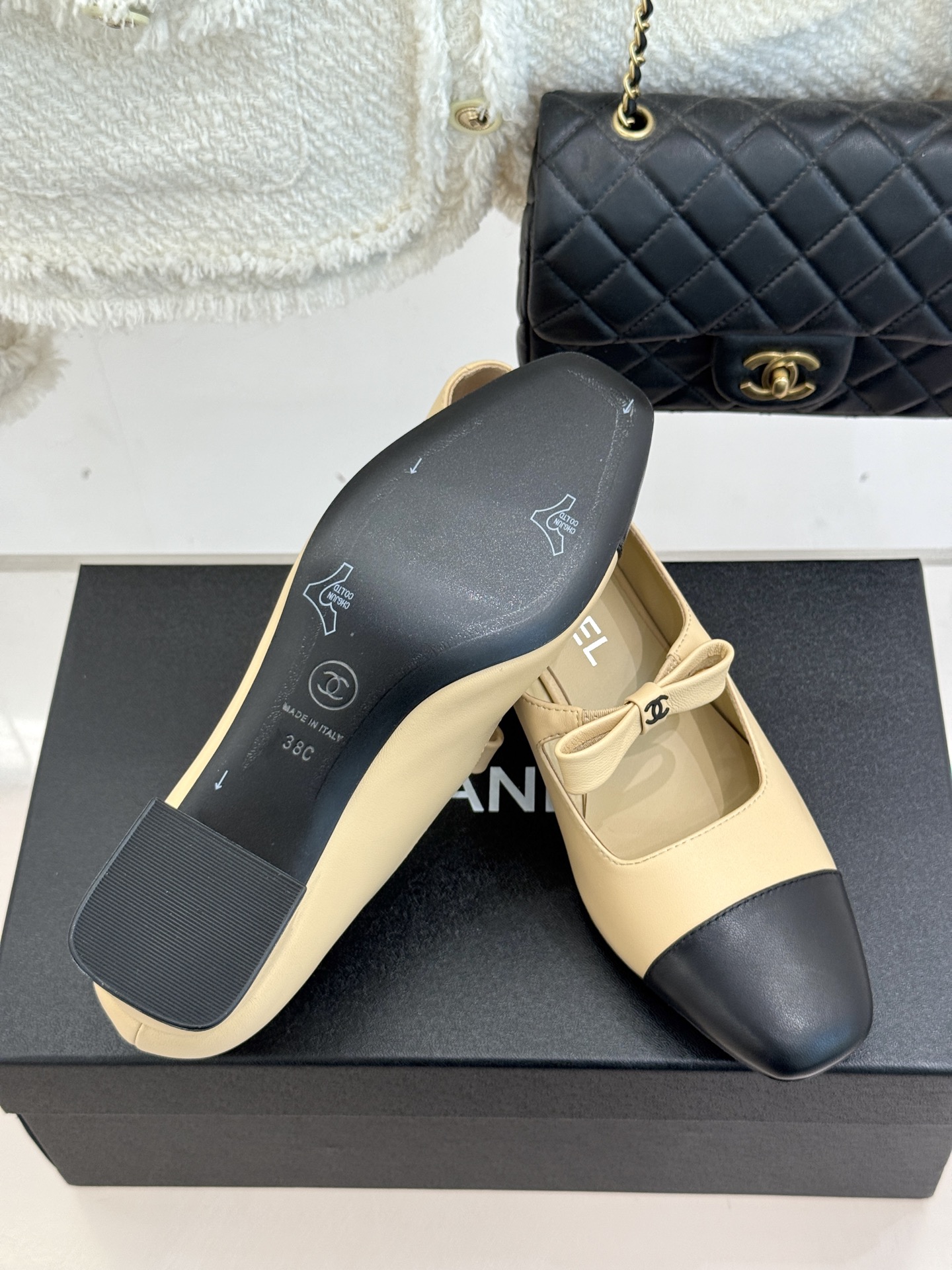 CHANE*｜小香25。新品双C蝴蝶结玛丽珍鞋是藏在鞋履里的优雅密码。标志性双C装饰与蝴蝶结拼色碰撞出灵