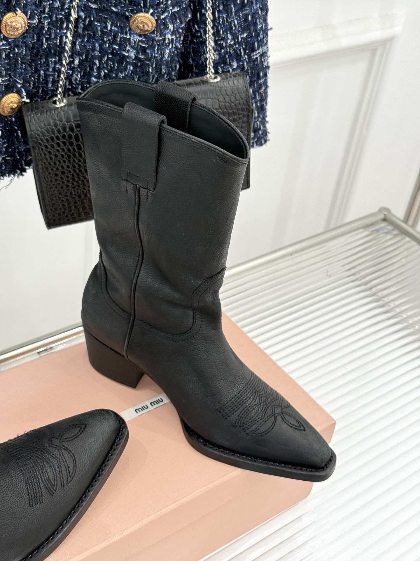 MiuMiu/缪缪25WF复古西部粗跟短靴这双短靴把少女的甜与西部的飒揉成了极致浪漫标志性的西部风缝线勾