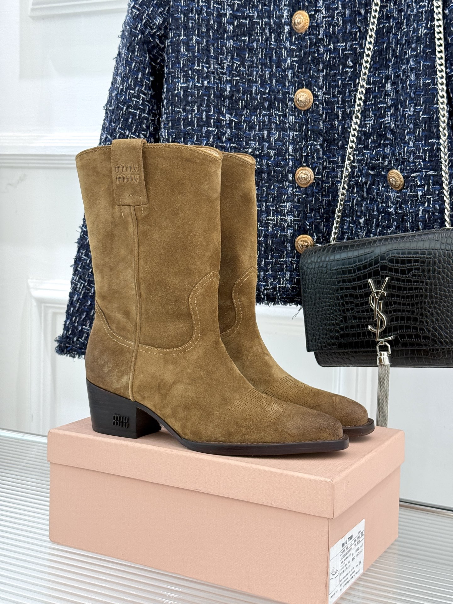 Bottes Western Rétro Miu Miu en Cuir Suede - Élégance et Style Décontracté