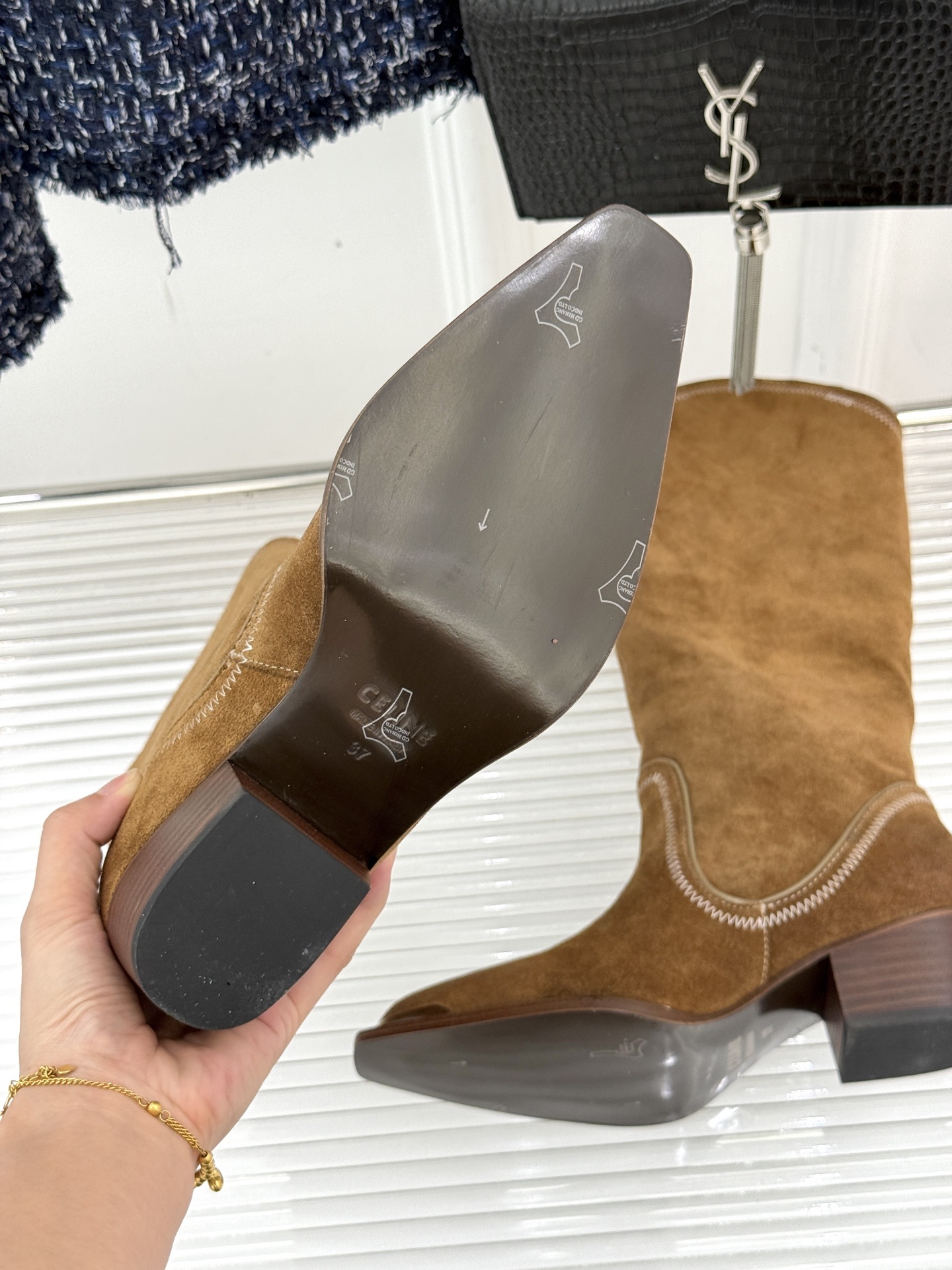 Celine /塞琳经典秋冬凯旋门复古金属头西部粗跟长靴它是先锋与优雅的绝佳融合 轻松拿捏时髦感。鞋头金