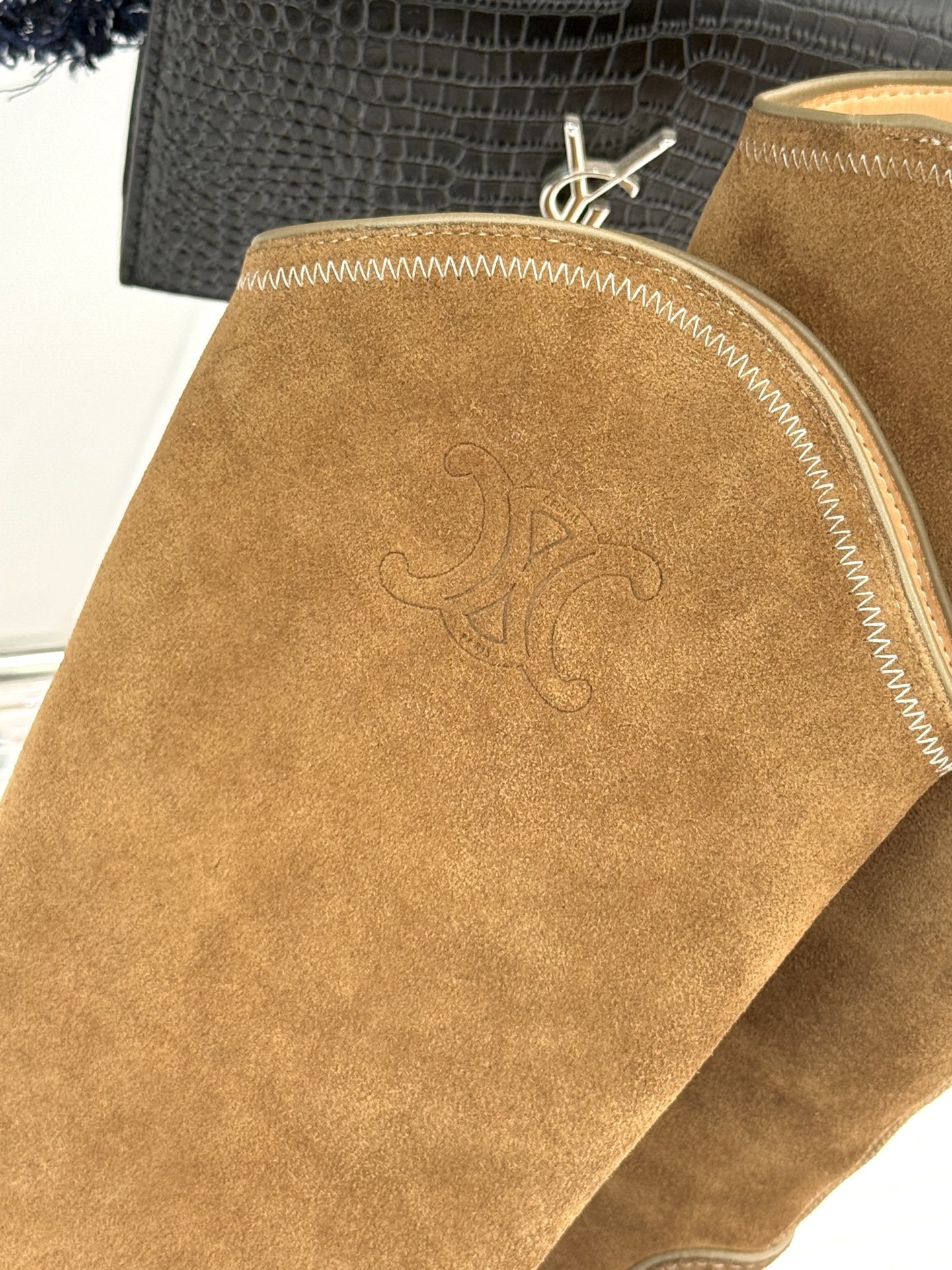 Celine /塞琳经典秋冬凯旋门复古金属头西部粗跟长靴它是先锋与优雅的绝佳融合 轻松拿捏时髦感。鞋头金