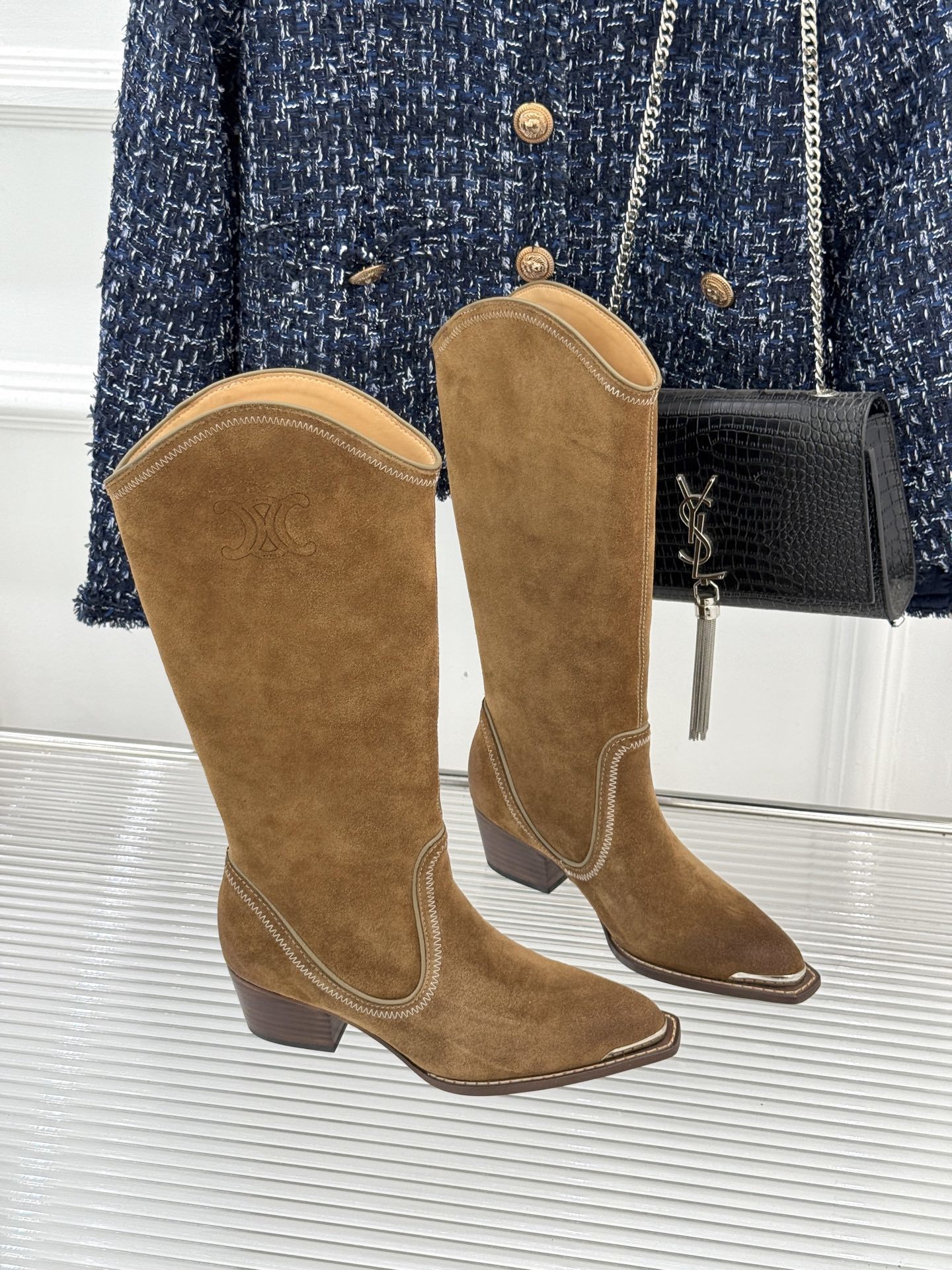 Celine /塞琳经典秋冬凯旋门复古金属头西部粗跟长靴它是先锋与优雅的绝佳融合 轻松拿捏时髦感。鞋头金