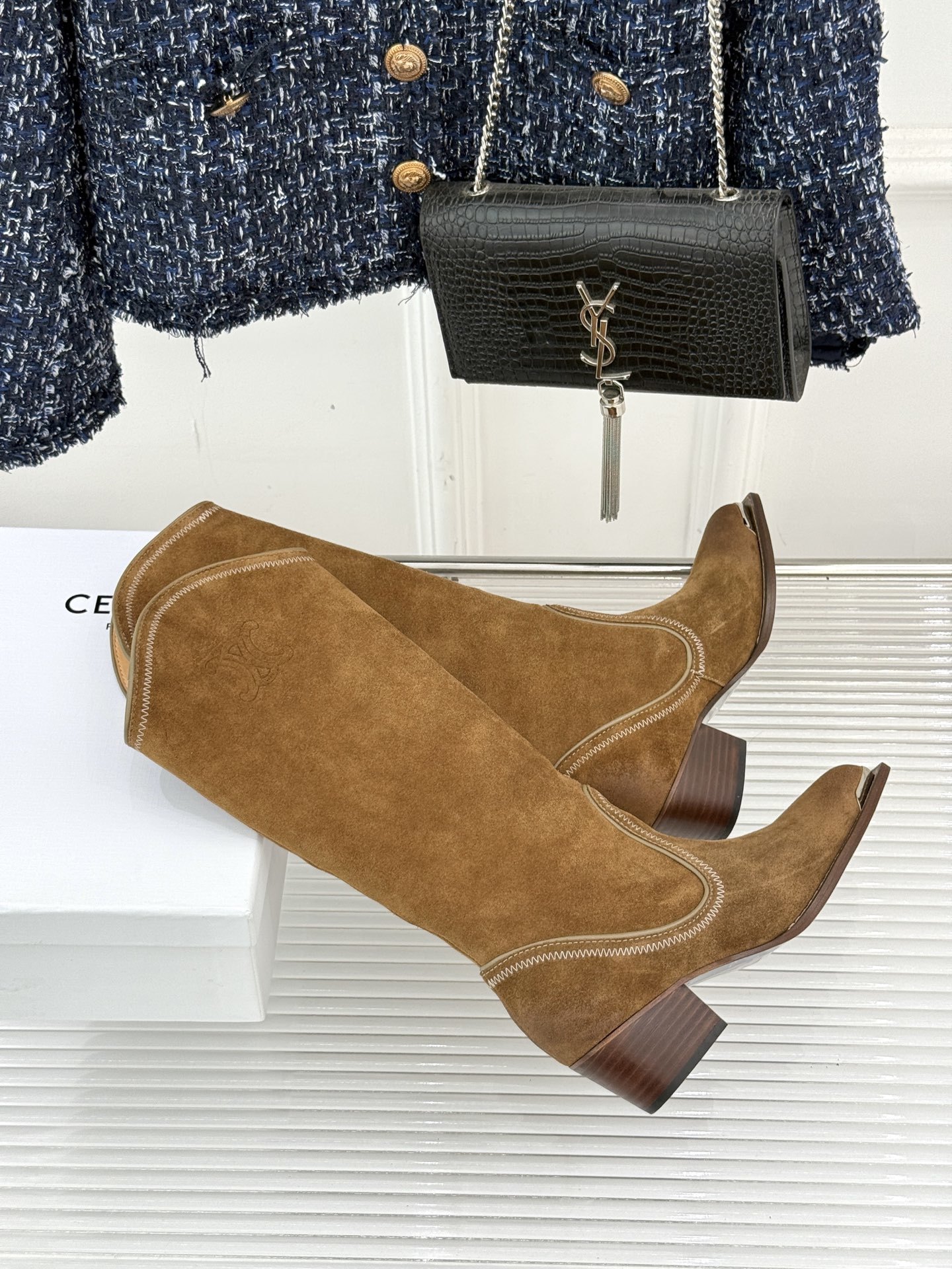 Celine /塞琳经典秋冬凯旋门复古金属头西部粗跟长靴它是先锋与优雅的绝佳融合 轻松拿捏时髦感。鞋头金