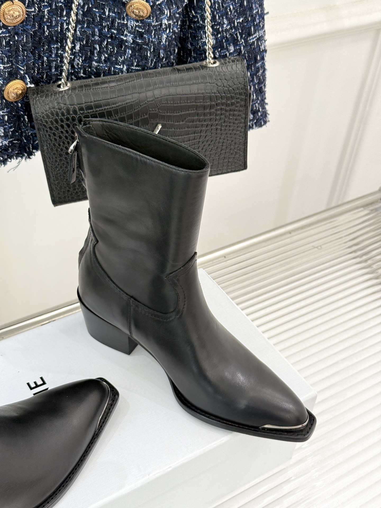 Celine /塞琳经典秋冬复古金属头西部粗跟短靴穿上这双短靴 瞬间踏入自由的西部旷野让你举手投足都散发