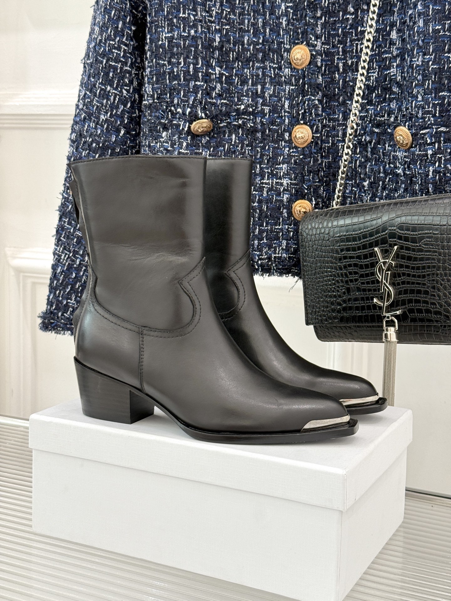 Celine /塞琳经典秋冬复古金属头西部粗跟短靴穿上这双短靴 瞬间踏入自由的西部旷野让你举手投足都散发
