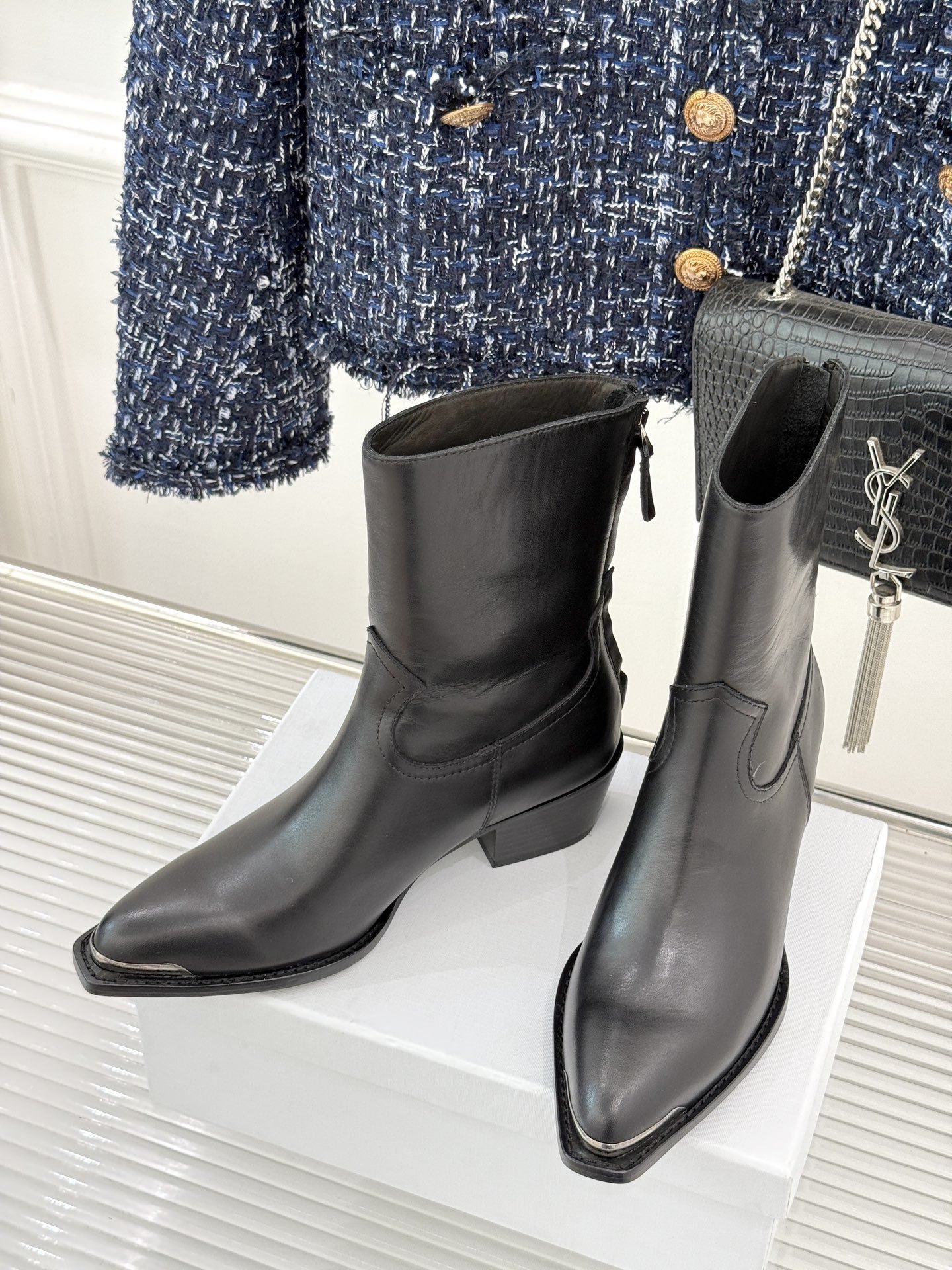 Celine /塞琳经典秋冬复古金属头西部粗跟短靴穿上这双短靴 瞬间踏入自由的西部旷野让你举手投足都散发