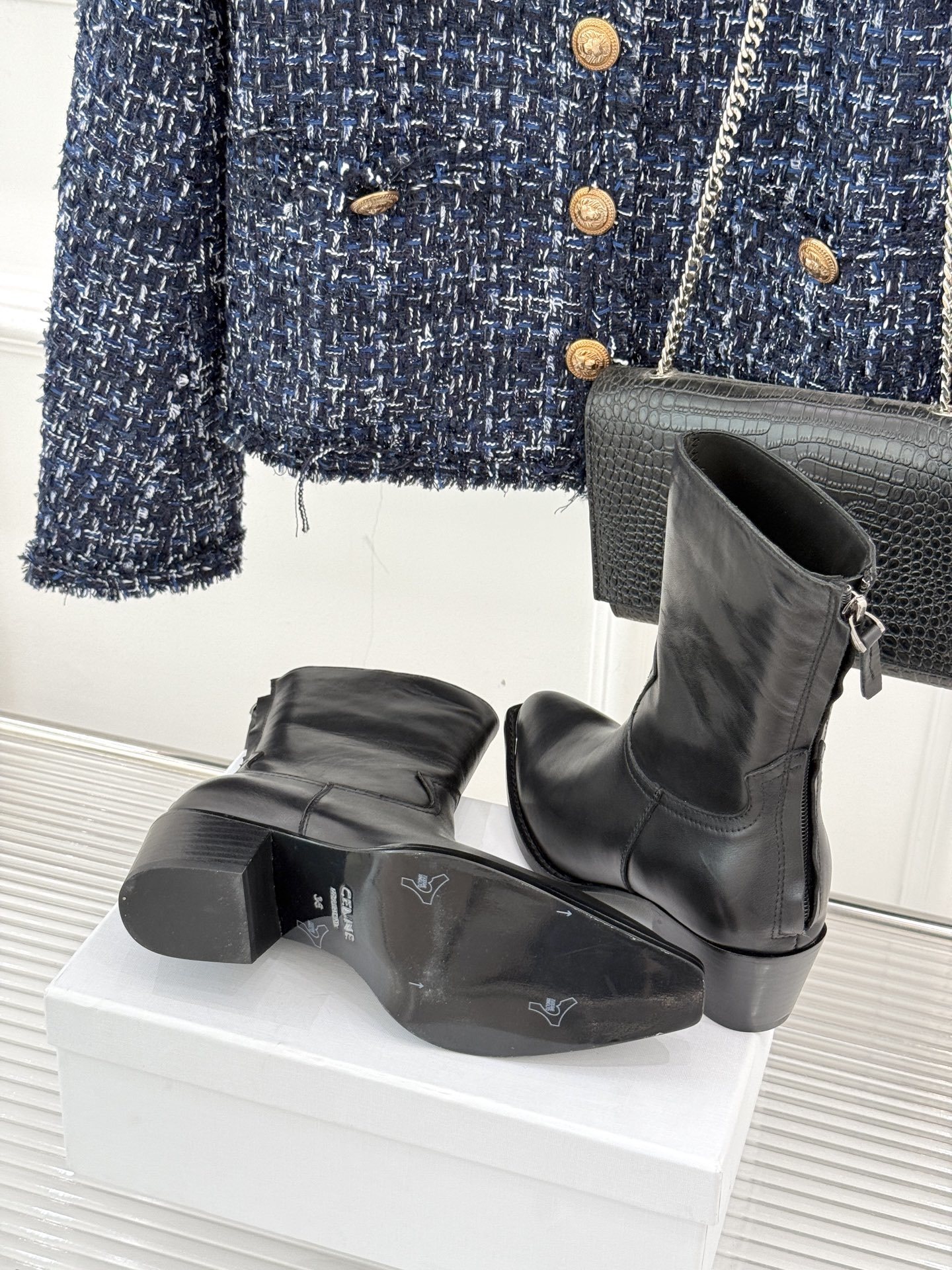 Celine /塞琳经典秋冬复古金属头西部粗跟短靴穿上这双短靴 瞬间踏入自由的西部旷野让你举手投足都散发