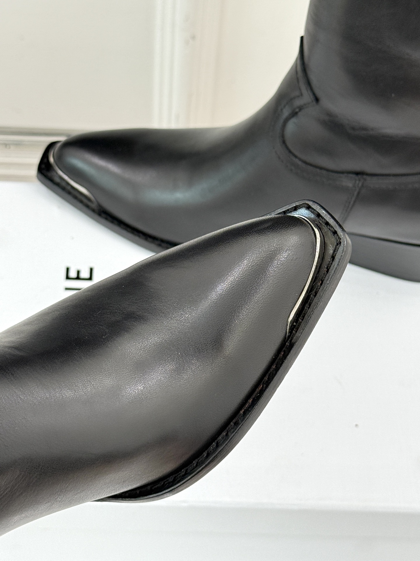 Celine /塞琳经典秋冬复古金属头西部粗跟短靴穿上这双短靴 瞬间踏入自由的西部旷野让你举手投足都散发