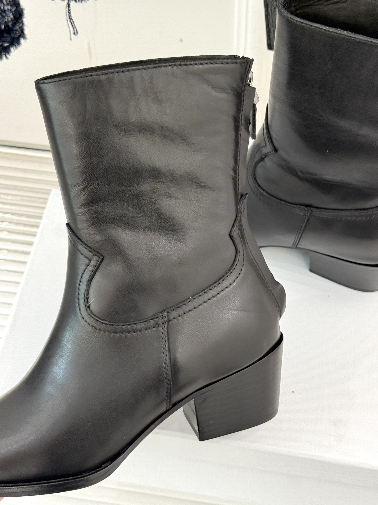 Celine /塞琳经典秋冬复古金属头西部粗跟短靴穿上这双短靴 瞬间踏入自由的西部旷野让你举手投足都散发