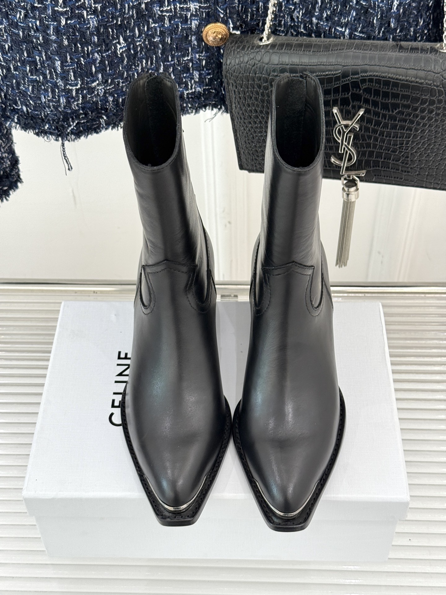 Celine /塞琳经典秋冬复古金属头西部粗跟短靴穿上这双短靴 瞬间踏入自由的西部旷野让你举手投足都散发