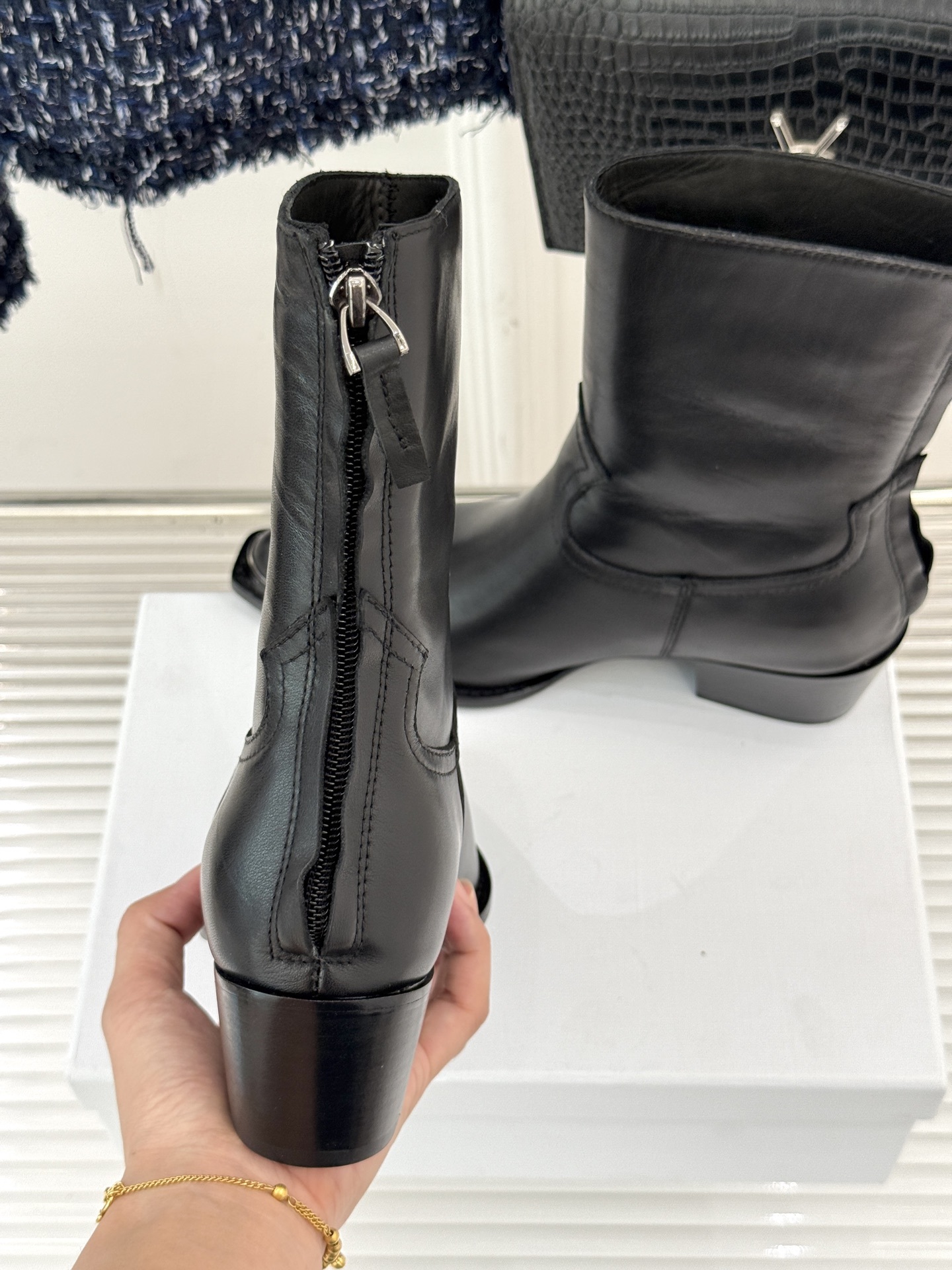 Celine /塞琳经典秋冬复古金属头西部粗跟短靴穿上这双短靴 瞬间踏入自由的西部旷野让你举手投足都散发