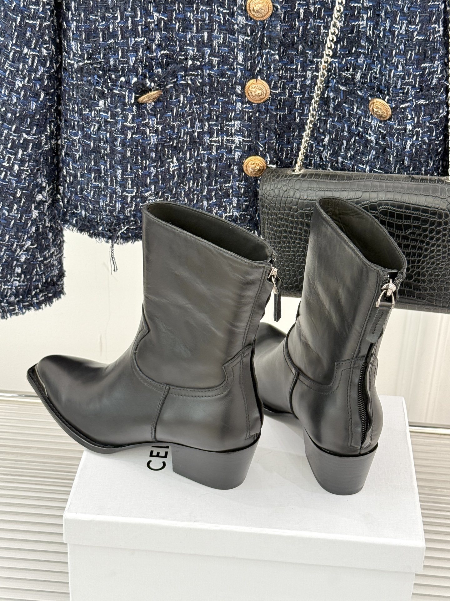 Celine /塞琳经典秋冬复古金属头西部粗跟短靴穿上这双短靴 瞬间踏入自由的西部旷野让你举手投足都散发