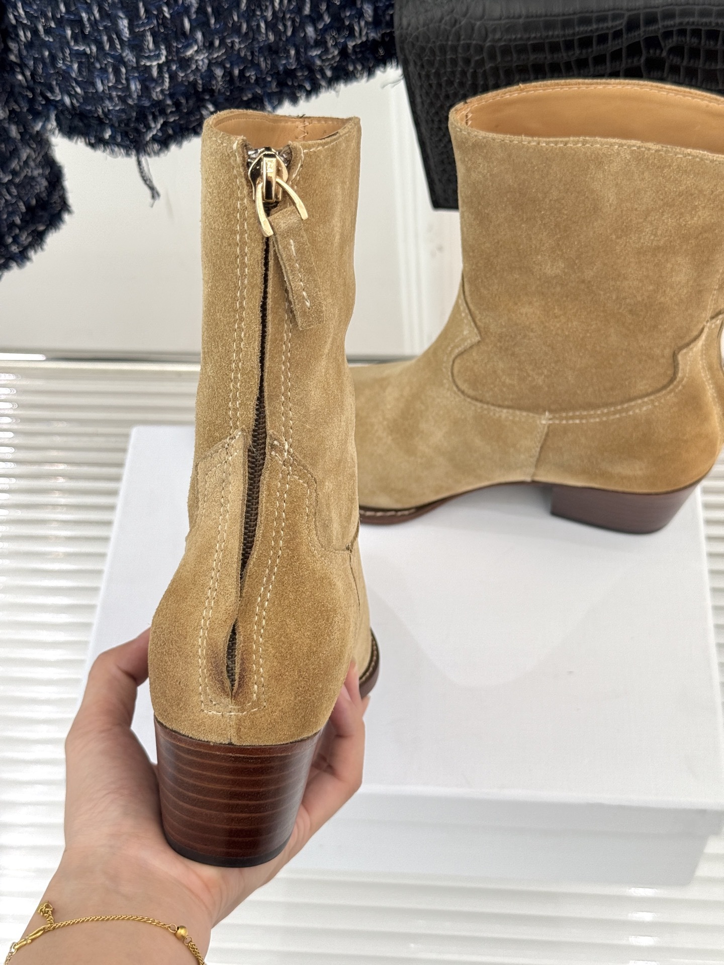 Celine /塞琳经典秋冬复古金属头西部粗跟短靴穿上这双短靴 瞬间踏入自由的西部旷野让你举手投足都散发