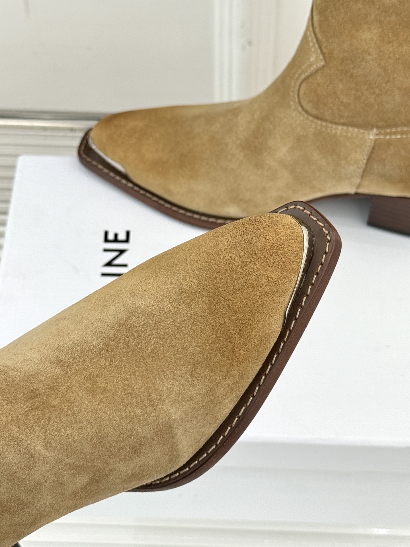 Celine /塞琳经典秋冬复古金属头西部粗跟短靴穿上这双短靴 瞬间踏入自由的西部旷野让你举手投足都散发