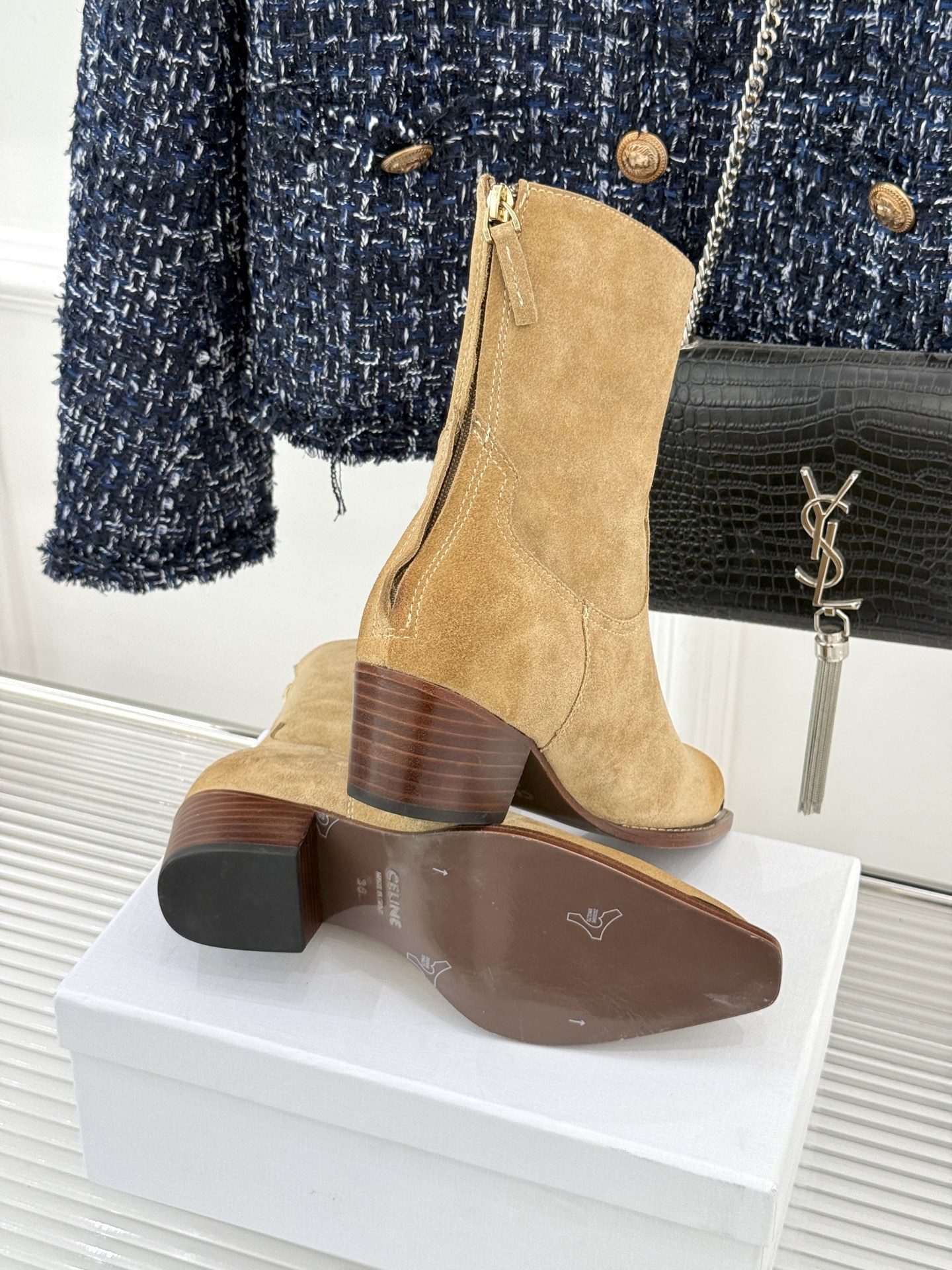 Celine /塞琳经典秋冬复古金属头西部粗跟短靴穿上这双短靴 瞬间踏入自由的西部旷野让你举手投足都散发
