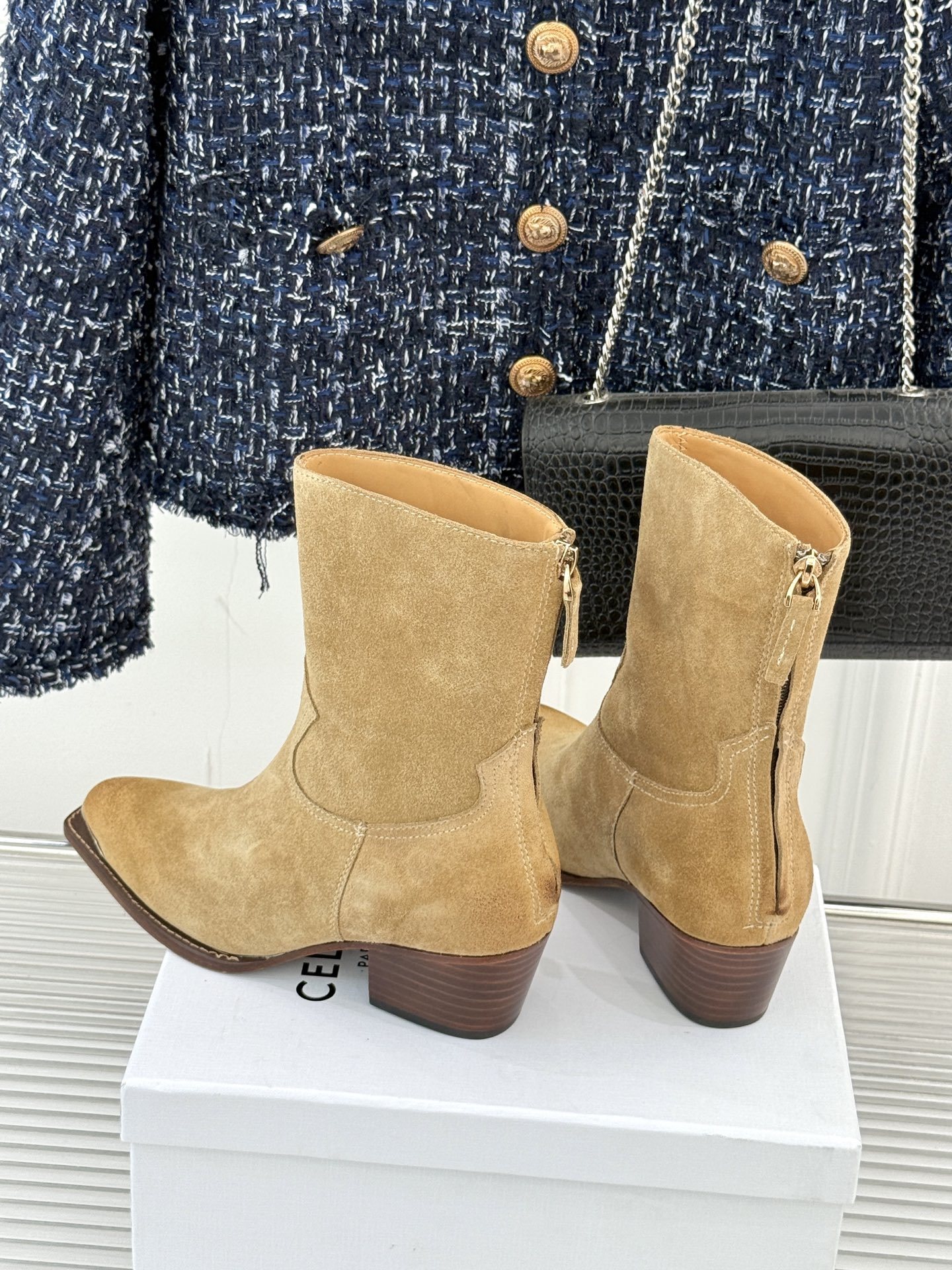 Celine /塞琳经典秋冬复古金属头西部粗跟短靴穿上这双短靴 瞬间踏入自由的西部旷野让你举手投足都散发